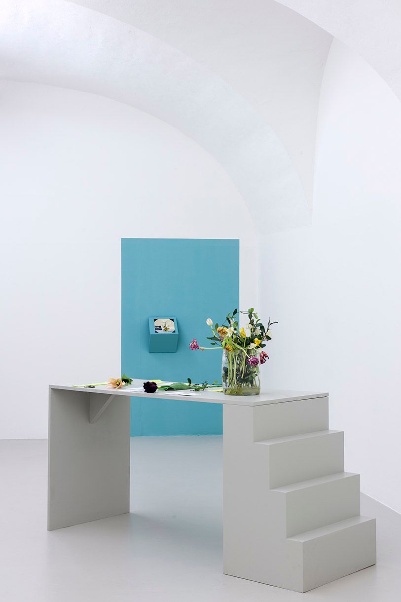 Milena Bonilla and Luisa Ungar, Ladies, Parrots and Narcotics, cut flowers and vase, lecture-performance. photo Guadagnini, ©argekunst