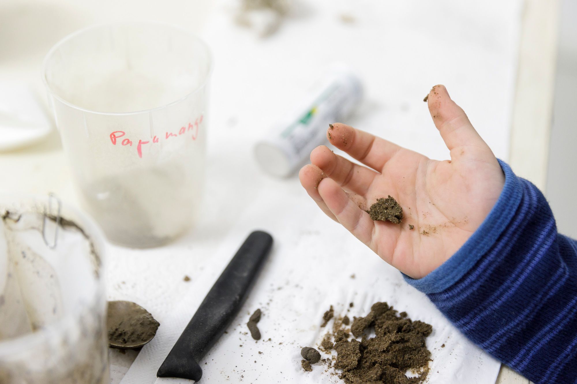 Soil Workshop, savoir-vivre #8 with Bernd Felderer, 27.11.2021, in the framework of the exhibition “Plant Plant” by Katrin Hornek © ar/ge kunst and BAU. Photo: Tiberio Sorvillo