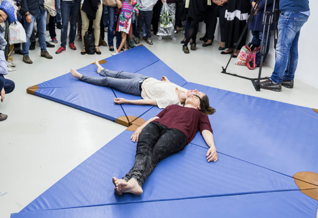 Ingrid Hora, Der Grillentöter, documentation of the performance, 2015, photo by Tiberio Sorvillo – visualite