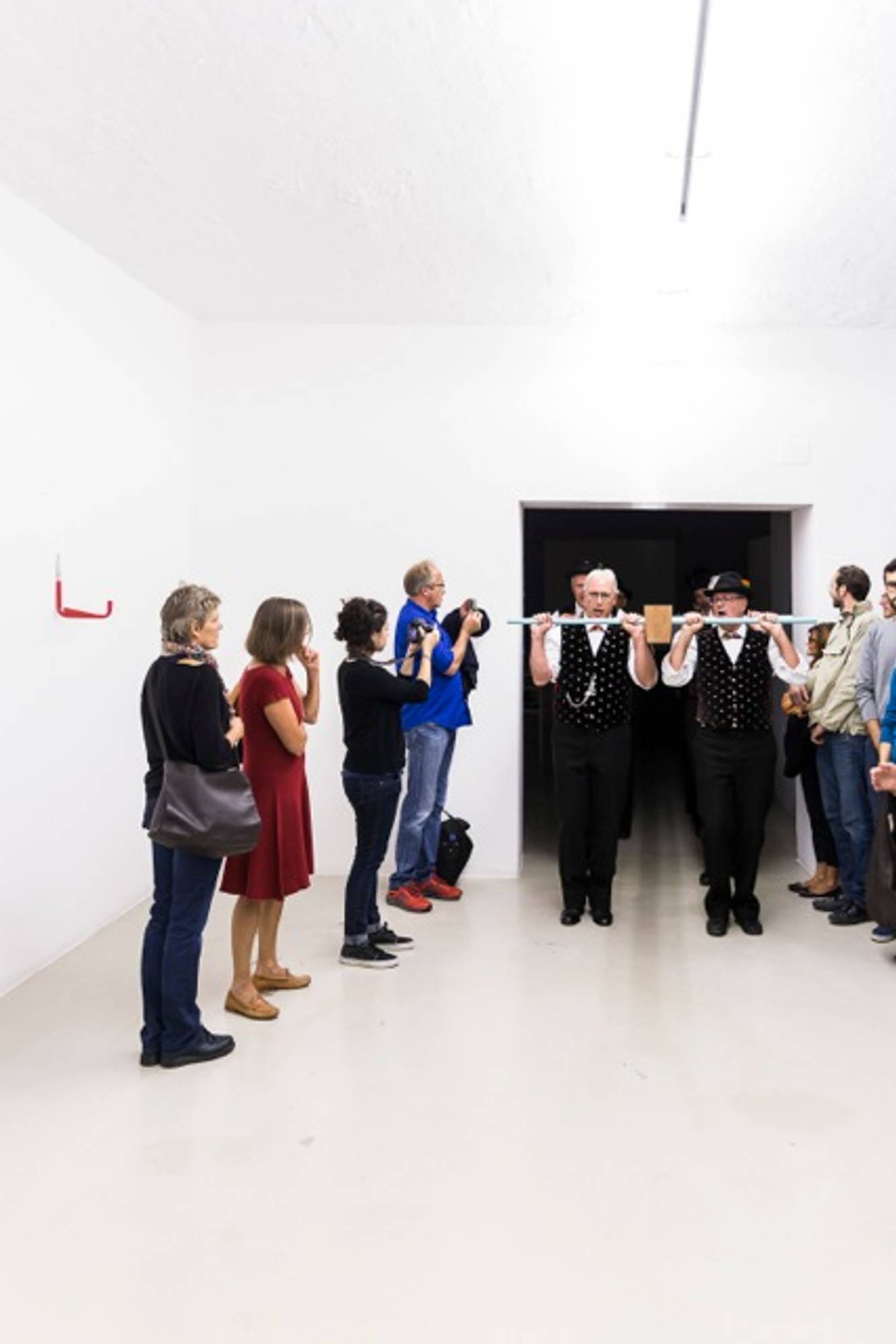 Ingrid Hora, Der Grillentöter, documentation of the performance, 2015, photo by Tiberio Sorvillo – visualite