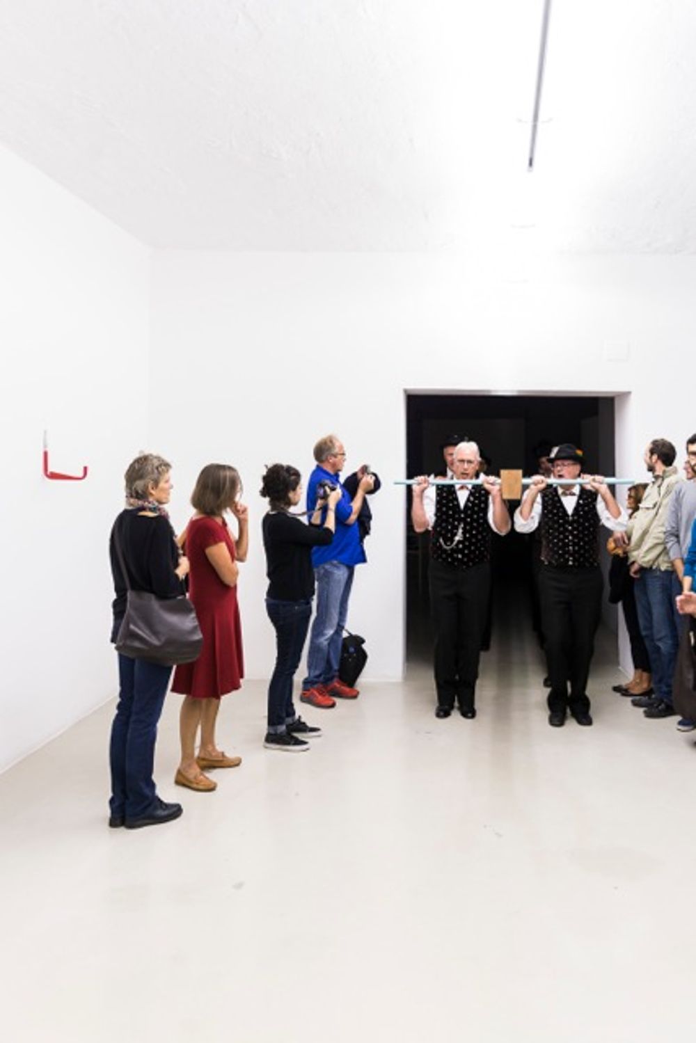 Ingrid Hora, Der Grillentöter, documentation of the performance, 2015, photo by Tiberio Sorvillo – visualite