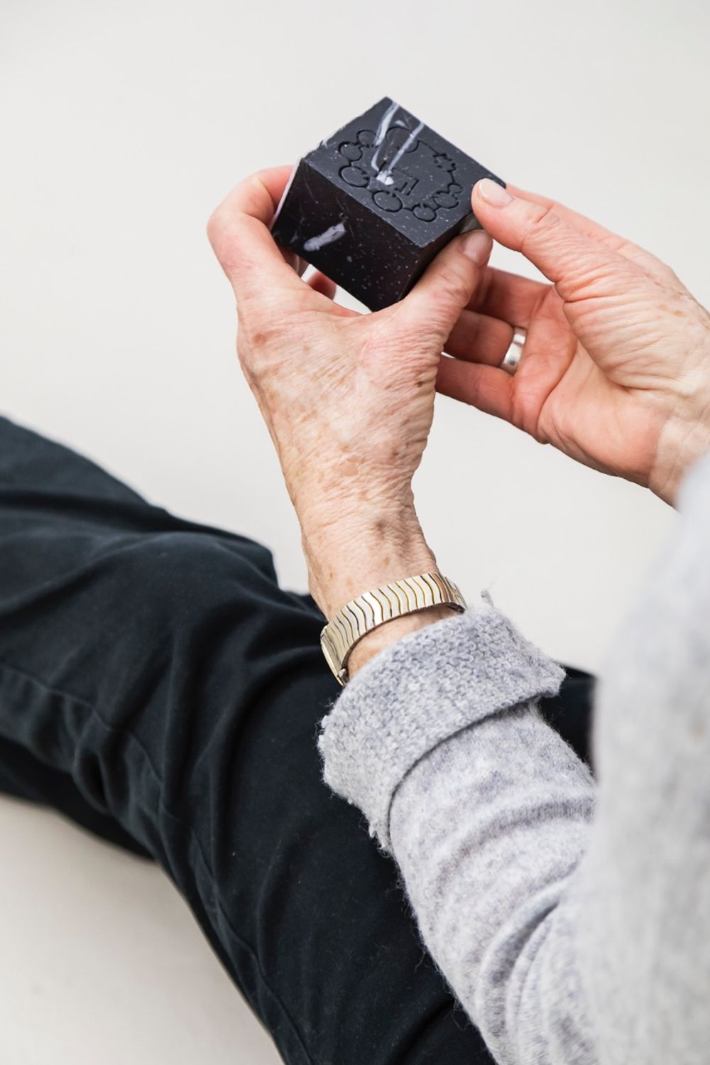 Workshop, savoir-vivre #1, soap making with Evi Lachana, 25.01.2019, in the framework of the exhibition “A Lapse, a Stain, a Fall” by Otobong Nkanga © ar/ge kunst. Foto: Tiberio Sorvillo