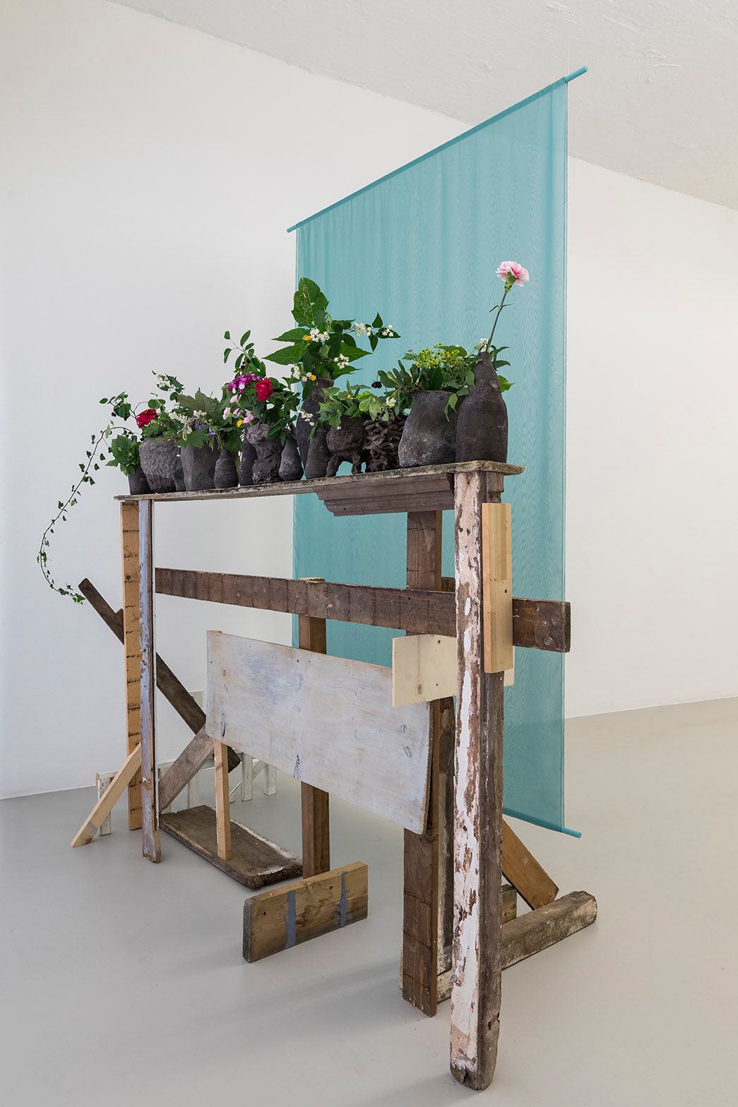 Chiara Camoni, Barricata, 2017Verschiedene MaterialienAusstellungsansicht (Ansicht des 26.05.17), Foto Guadagnini e Sorvillo ©argekunst