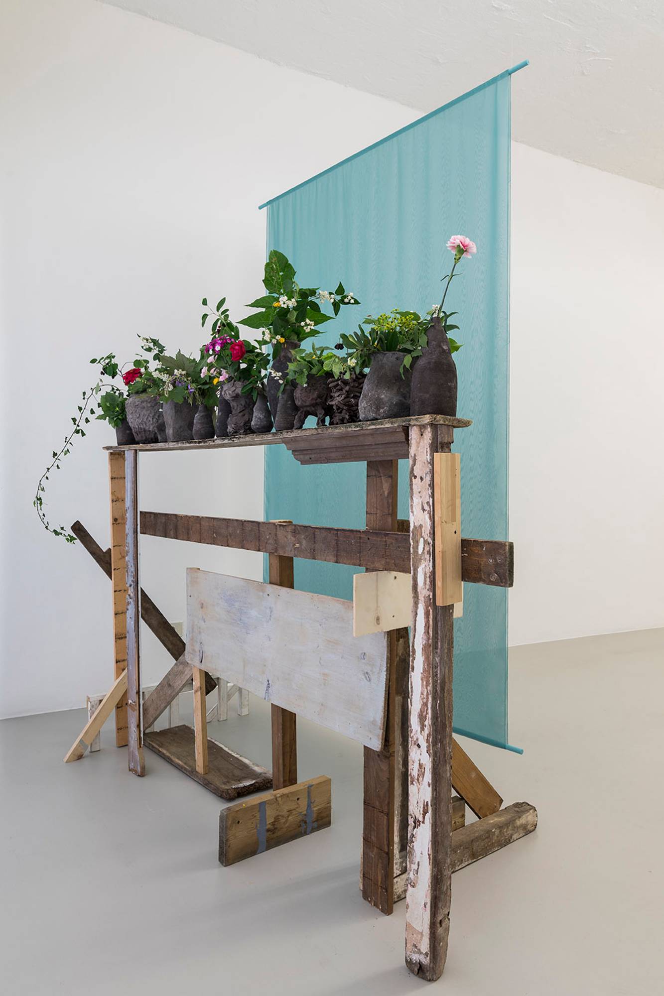 Chiara Camoni, Barricata, 2017Verschiedene MaterialienAusstellungsansicht (Ansicht des 26.05.17), Foto Guadagnini e Sorvillo ©argekunst