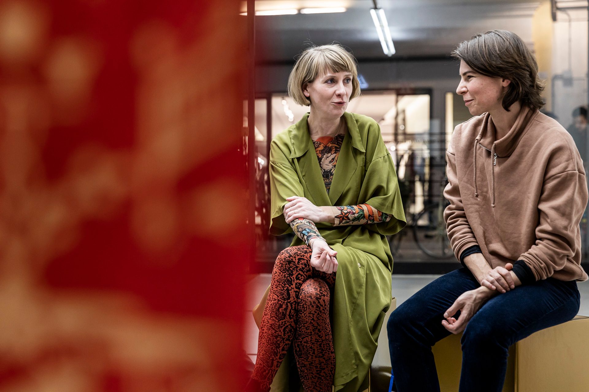 ©ar/ge kunst, Foto Tiberio Sorvillo, 2019SAVOIR-VIVRE #4DYEING WORKSHOP08.11.2019, 6–8 pmwith master weaver and plant dye practitioner Cornelia Larcher and artist Romy Rüegger and textile designer Kira Kessler in attendanceCurated by Simone Mair