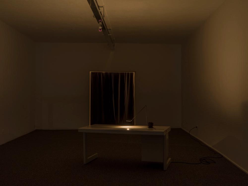 Jonathan Monk, Shine Bright Like a Diamond, 2025. Scrivania, lampada, diamante e libro. Foto Tiberio Sorvillo.