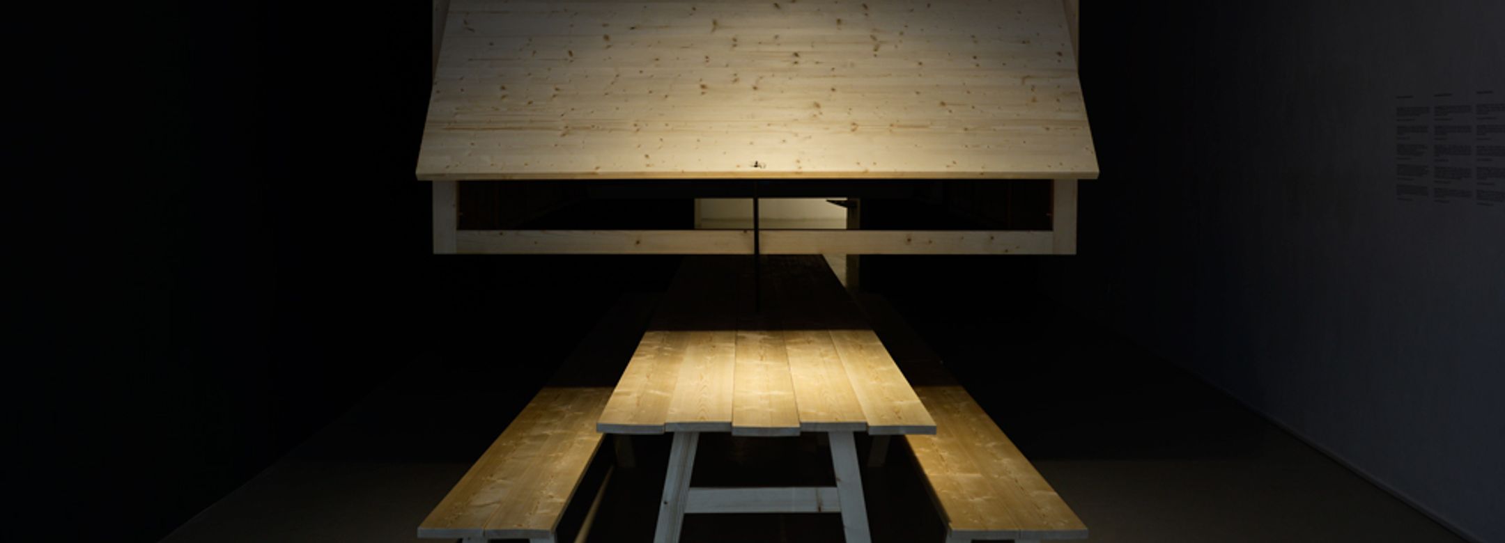 Gareth Kennedy, Die Unbequeme Wissenschaft (The Uncomfortable Science), Installation design di Harry Thaler, produced by Tischlerei & Möbelhaus Kofler, photo aneres, 2014