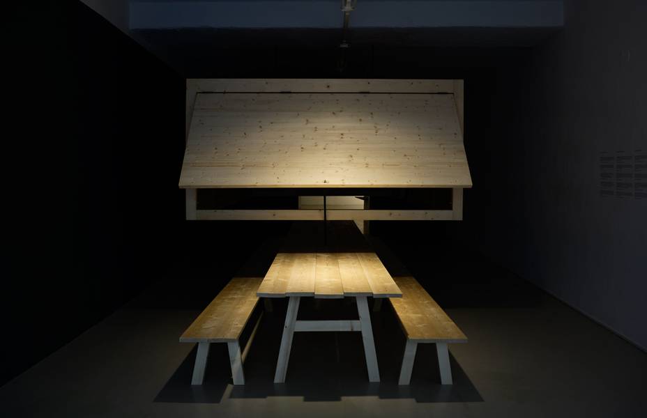 Gareth Kennedy, Die Unbequeme Wissenschaft (The Uncomfortable Science), Installation design di Harry Thaler, produced by Tischlerei & Möbelhaus Kofler, photo aneres, 2014