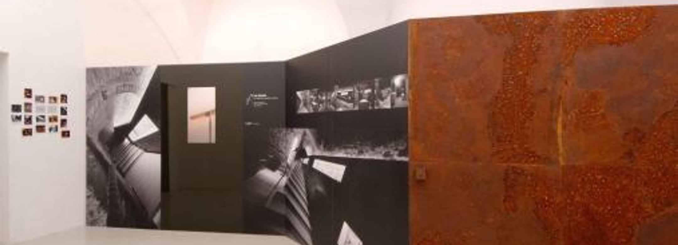 Exhibiton view, auffällig, cinque posizioni, 2004