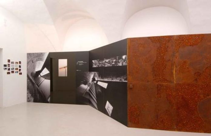 Exhibiton view, auffällig, cinque posizioni, 2004