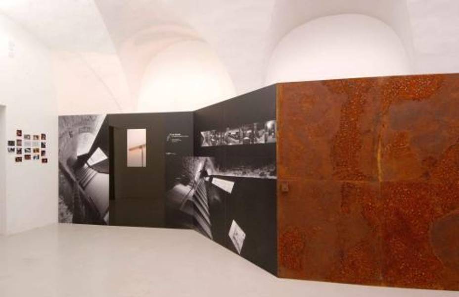 Exhibiton view, auffällig, cinque posizioni, 2004