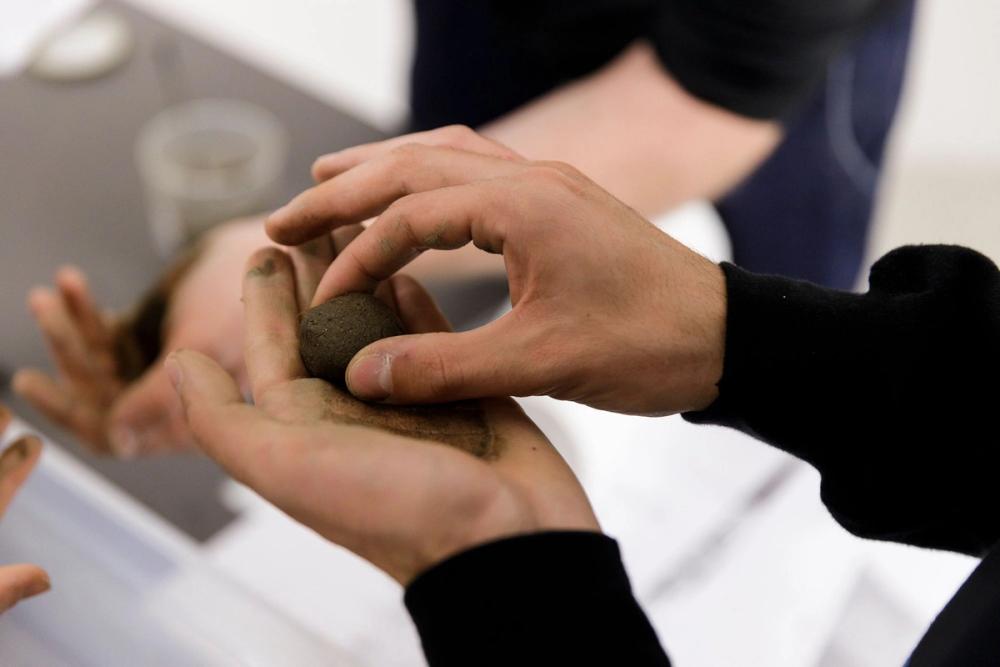 Soil Workshop, savoir-vivre #8 with Bernd Felderer, 27.11.2021, in the framework of the exhibition “Plant Plant” by Katrin Hornek © ar/ge kunst and BAU. Photo: Tiberio Sorvillo