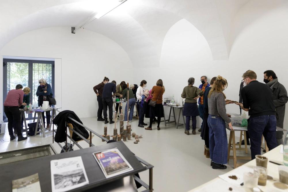 Soil Workshop, savoir-vivre #8 with Bernd Felderer, 27.11.2021, in the framework of the exhibition “Plant Plant” by Katrin Hornek © ar/ge kunst and BAU. Photo: Tiberio Sorvillo