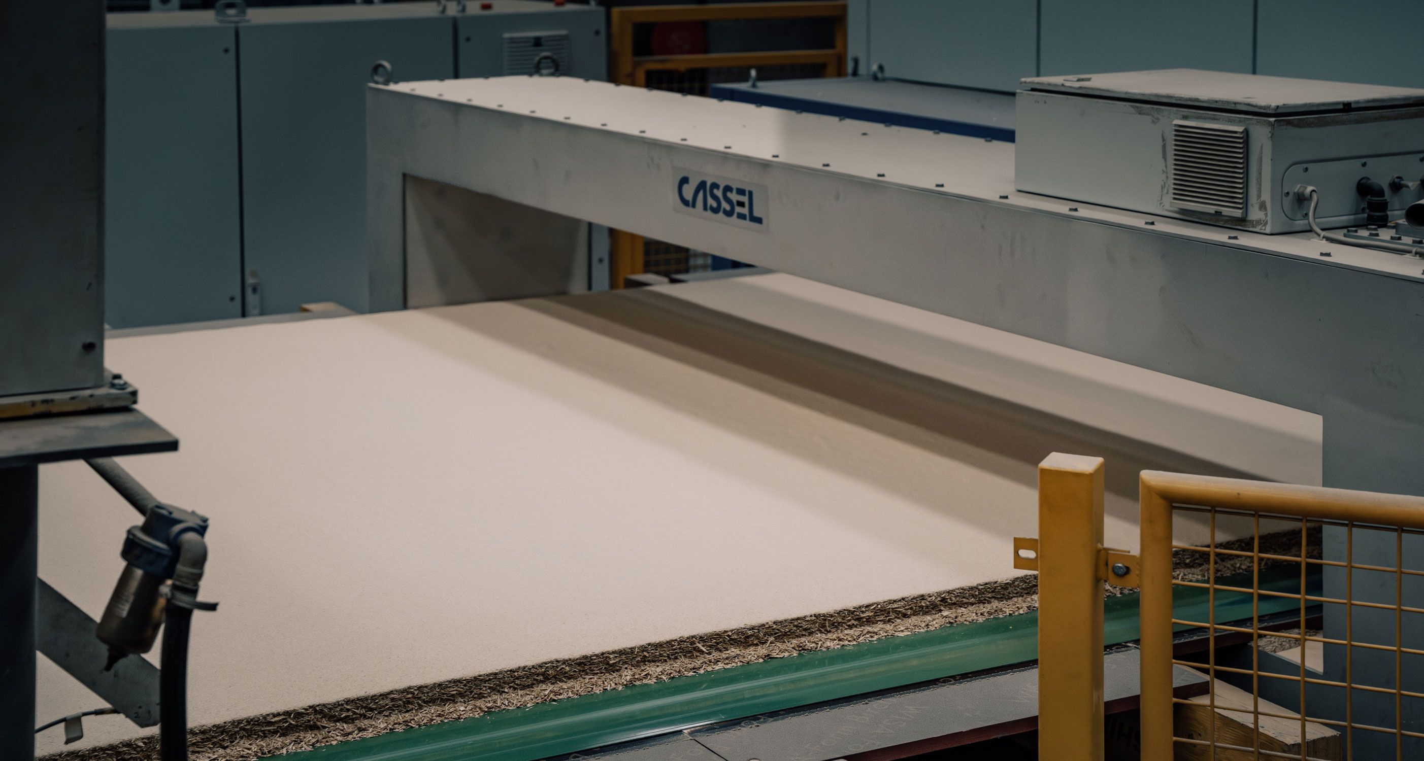 Particleboard machinery where the particleboard matt is formed