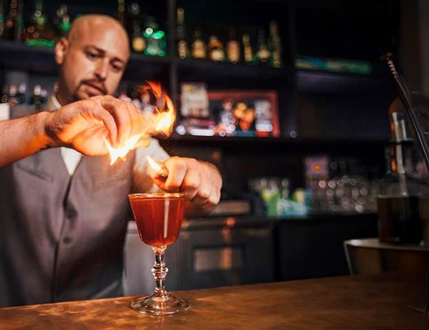 kyle-at-the-bar-split-tout-01.jpg