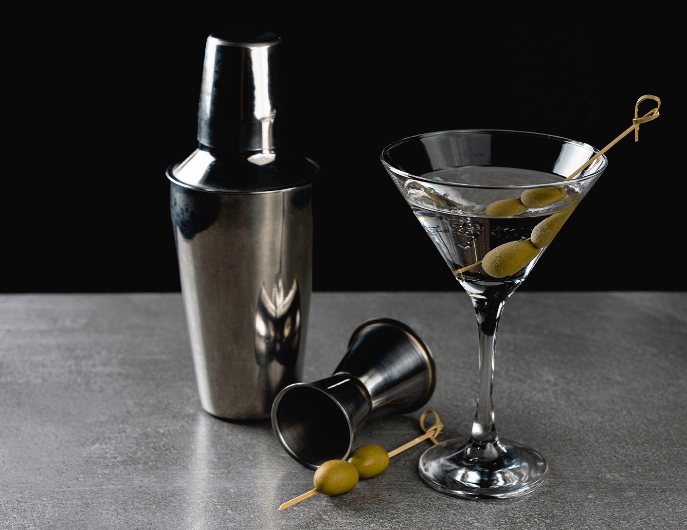 20221019_Vegan_Friendsgiving_Editorial_split_martini.png