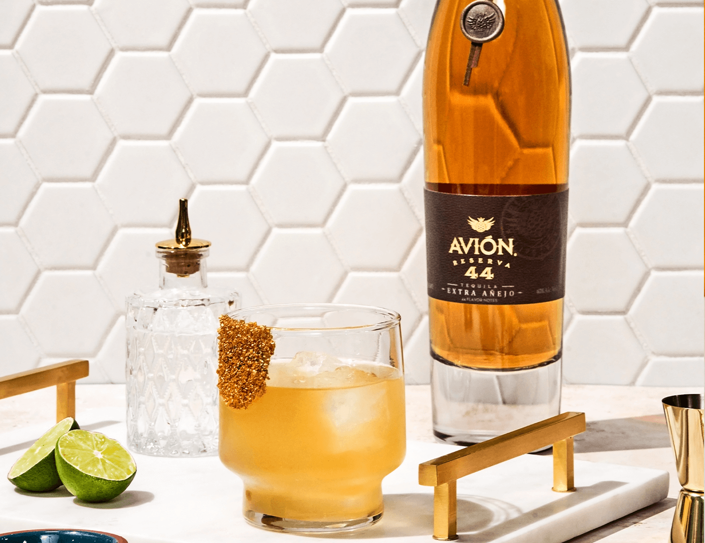 20221019_Avion_Editorial_split-anejo.png