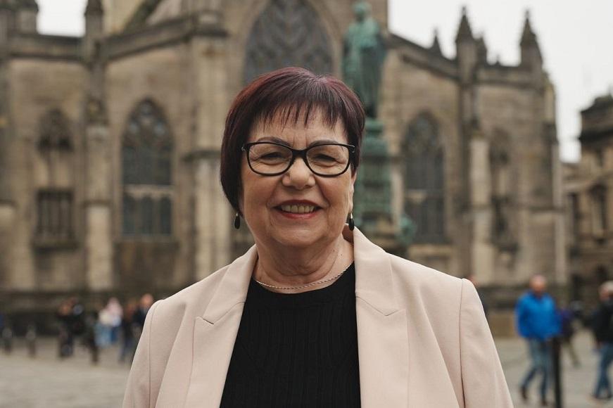 872x580 Maureen portrait.jpg