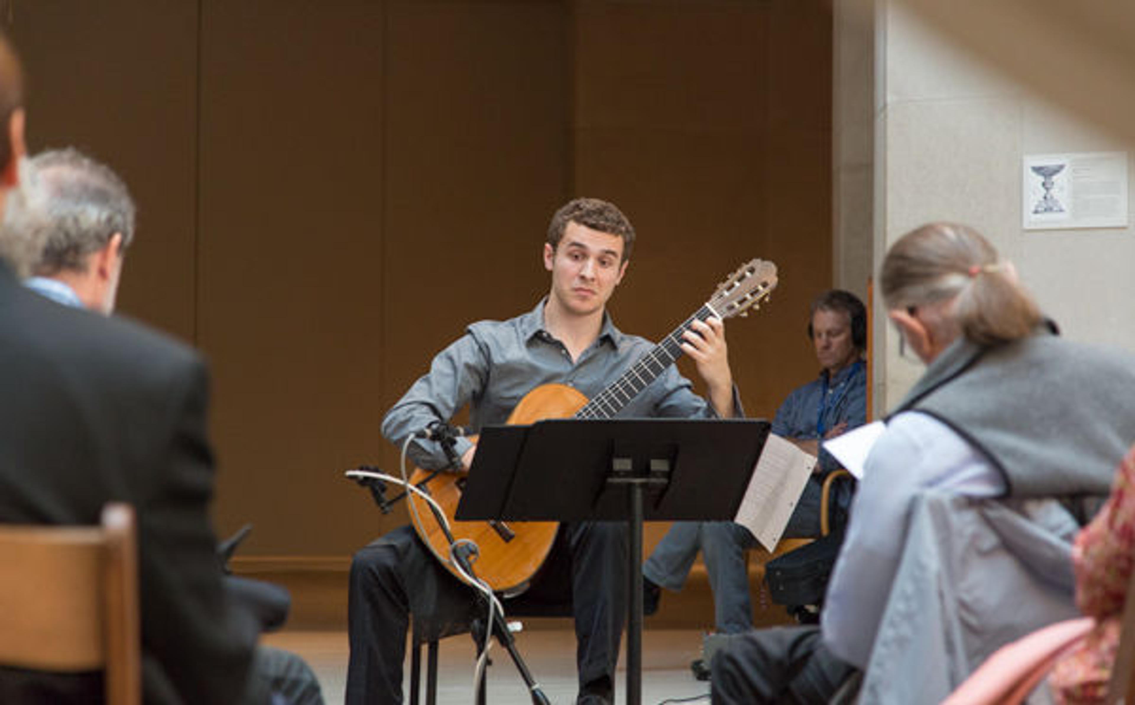 Kevin Sherwin performing in the Robert Lehman Court, June 2015. Photo by Thomas Ling