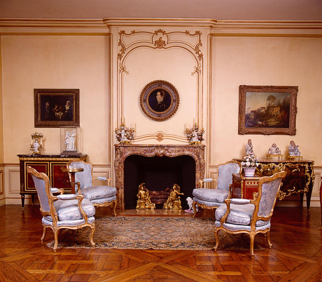 Decorative arts at the Linsky residence living room