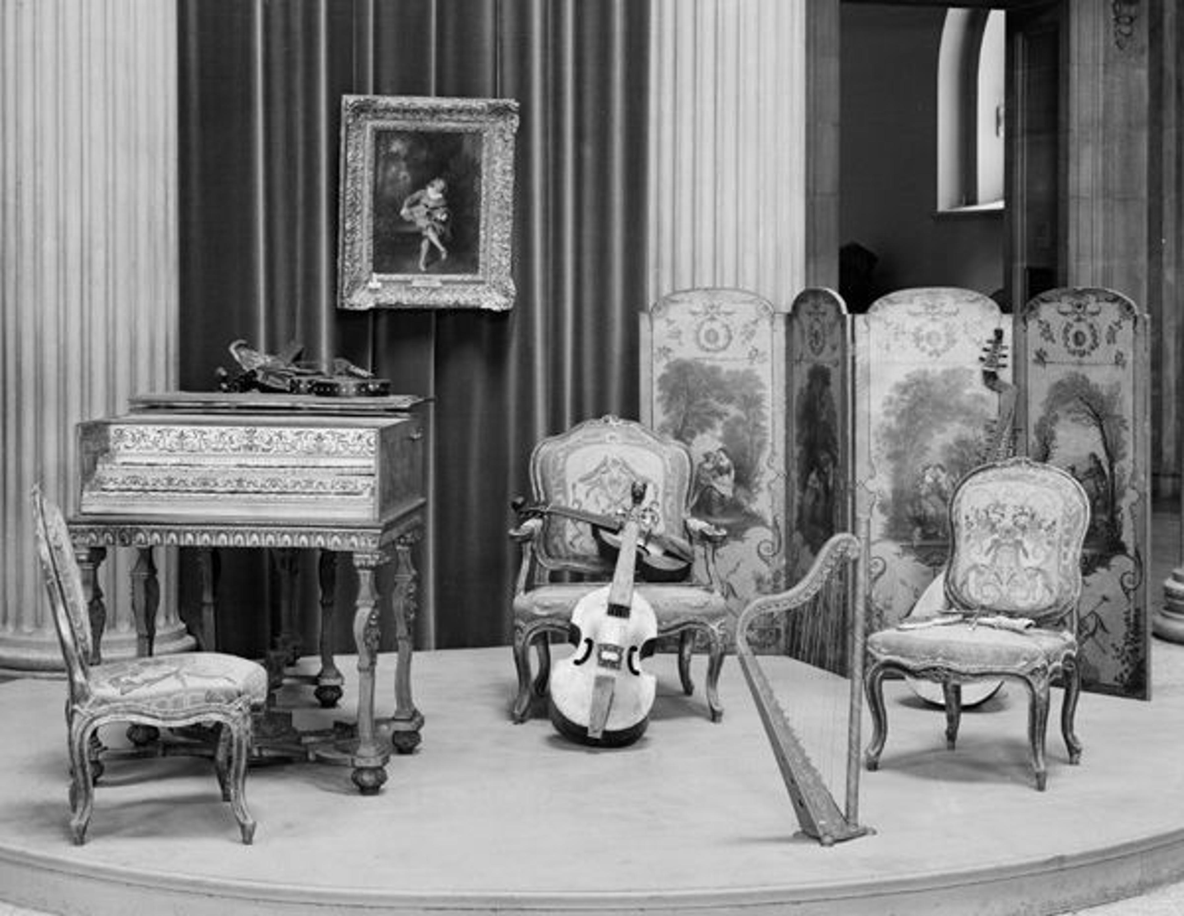 A small display arranged in the Great Hall by Winternitz in November 1941, shortly after he arrived at the Met.