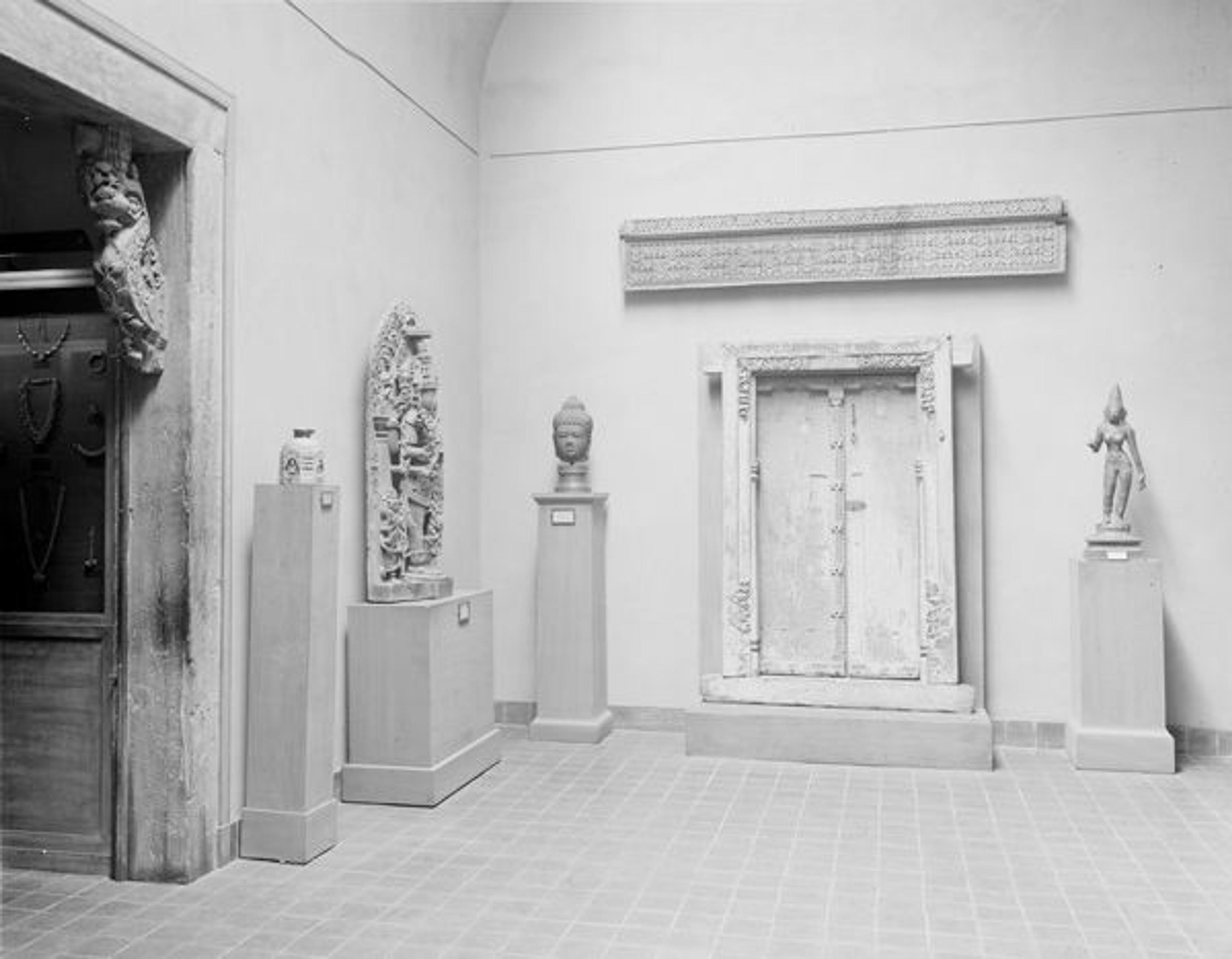 Indian sculpture display (now gallery 207). Photographed April 14, 1921