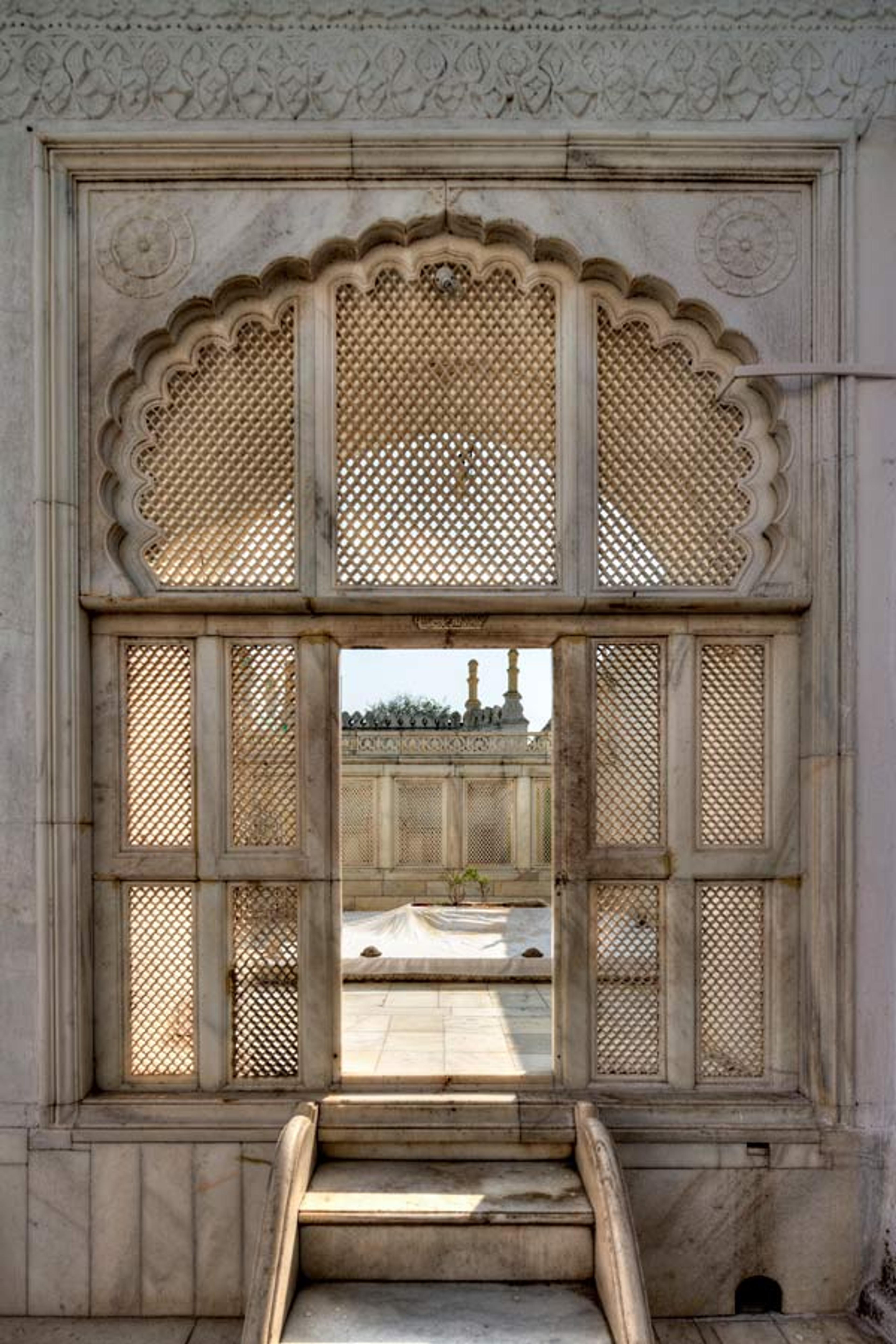 Tomb of Aurangzeb (d. 1707), Khuldabad. Photography © Antonio Martinelli