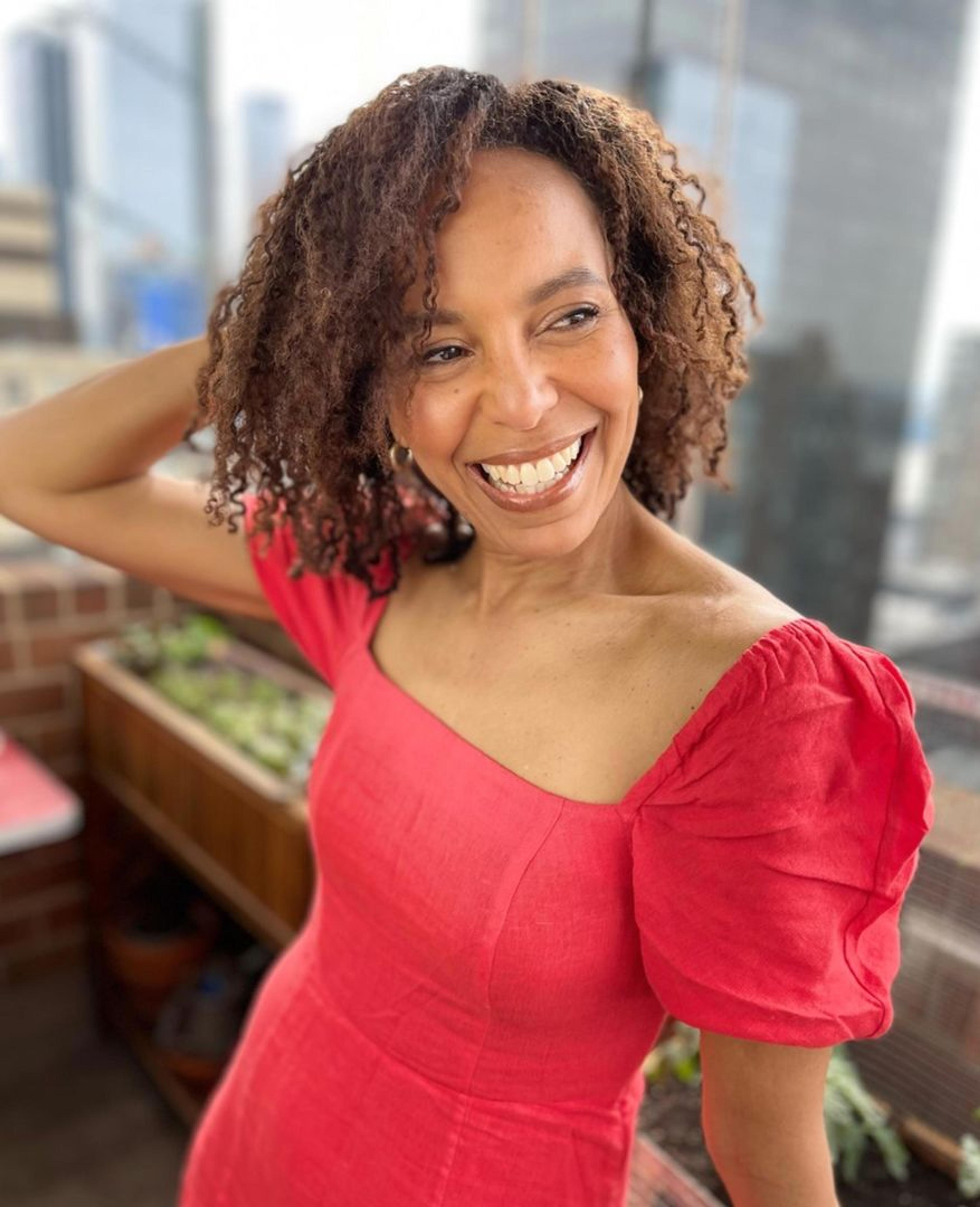 Headshot of Elisa Davis.
