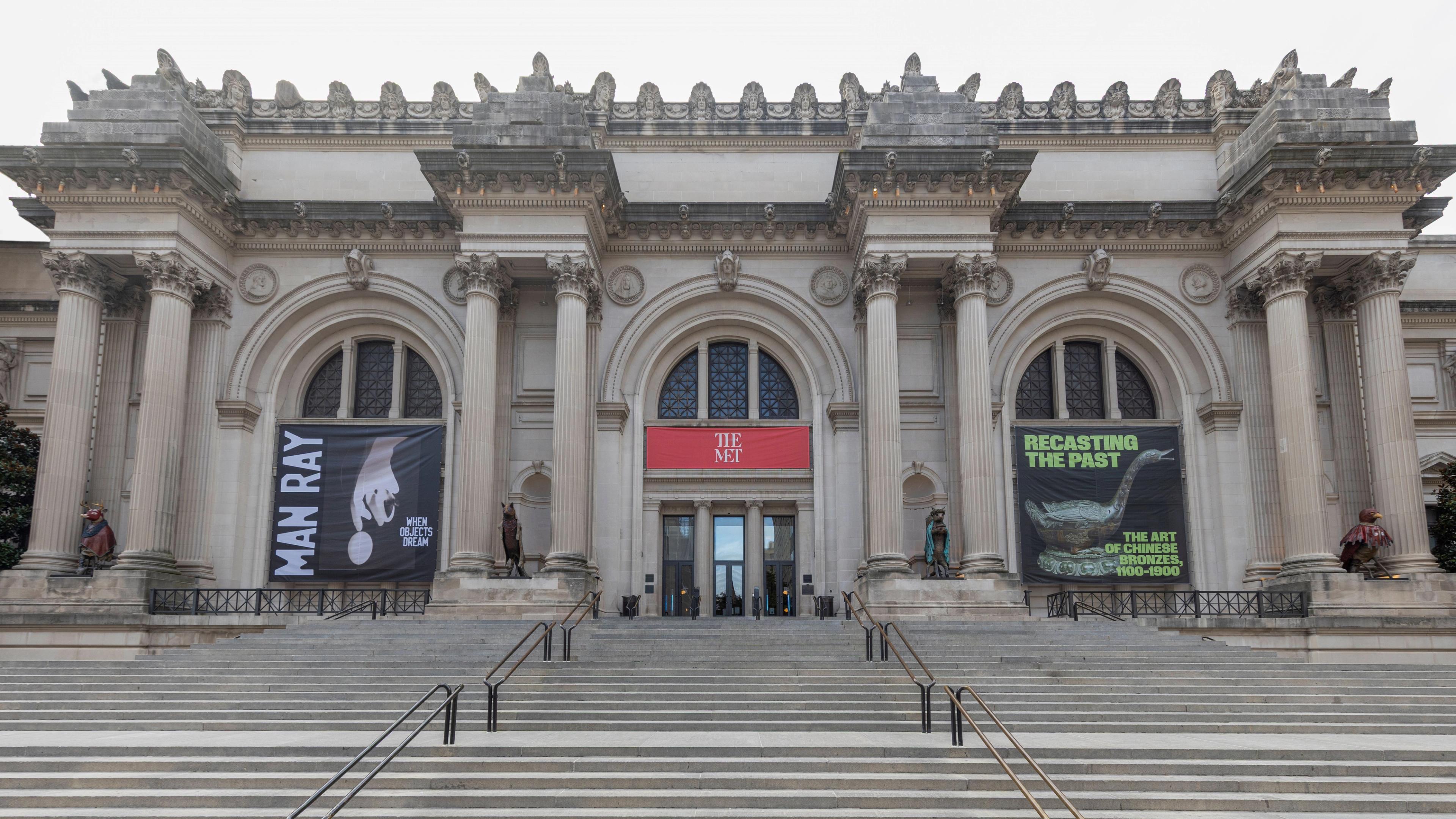 The facade of a museum with four sculptures in the niches of the museum