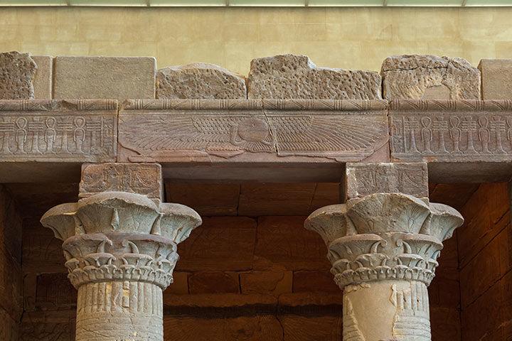 Image of sun disk and vultures