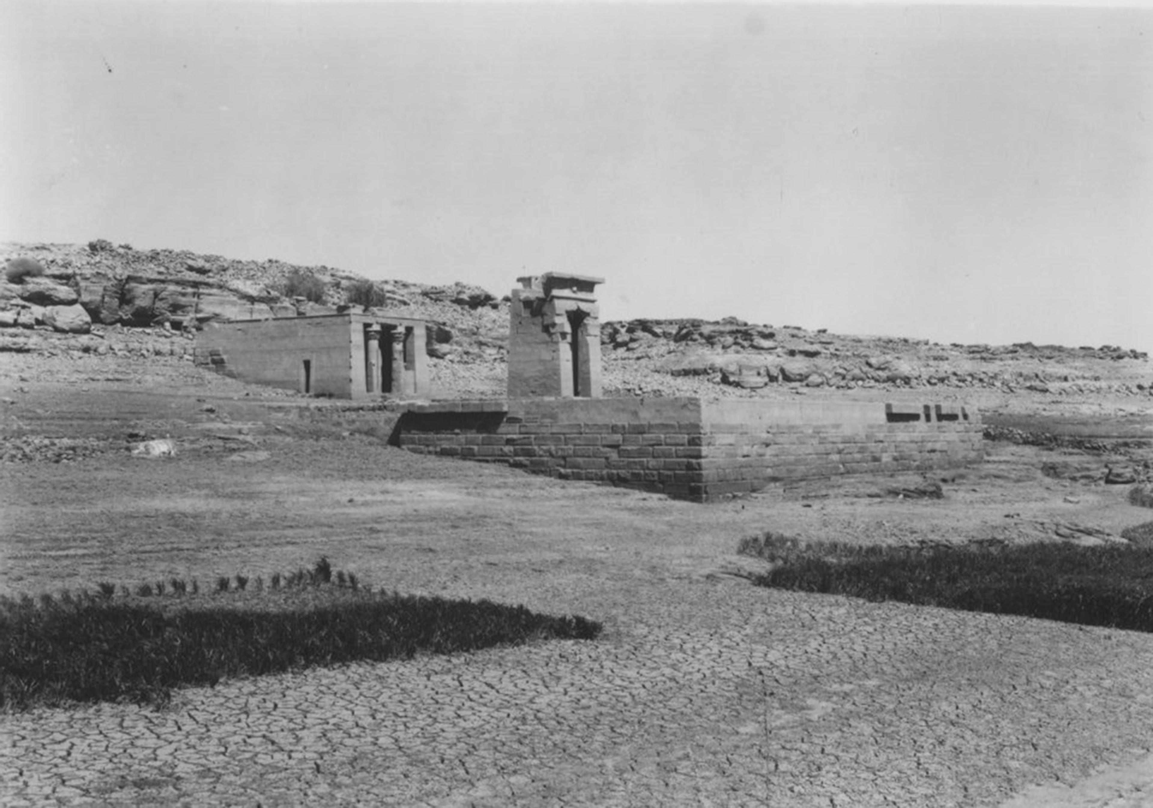 Black and white photograph of the Temple of Dendur on the Nile