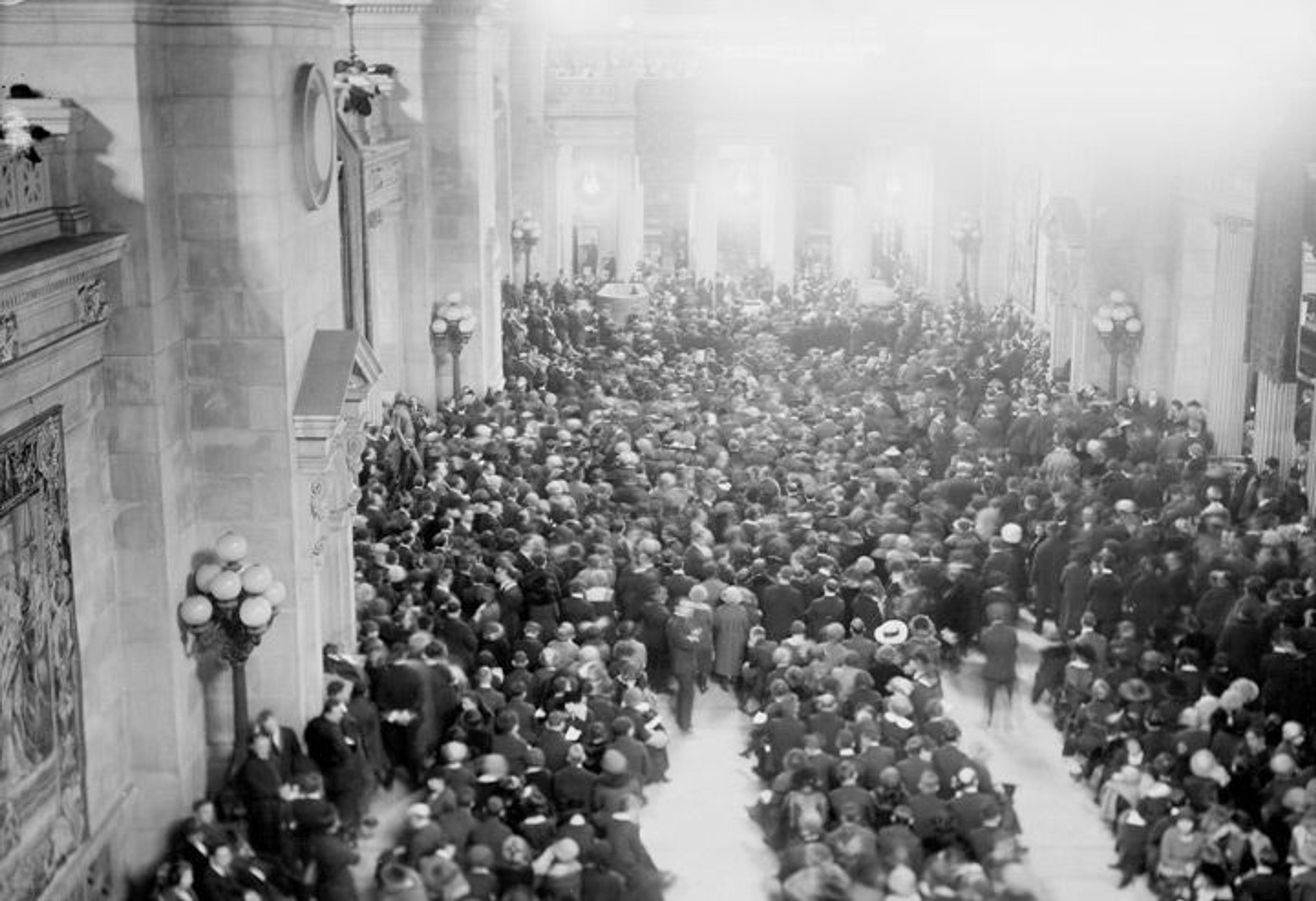 1922 black-and-white photo of a massive crowd listening to a concert in The Met's Great Hall