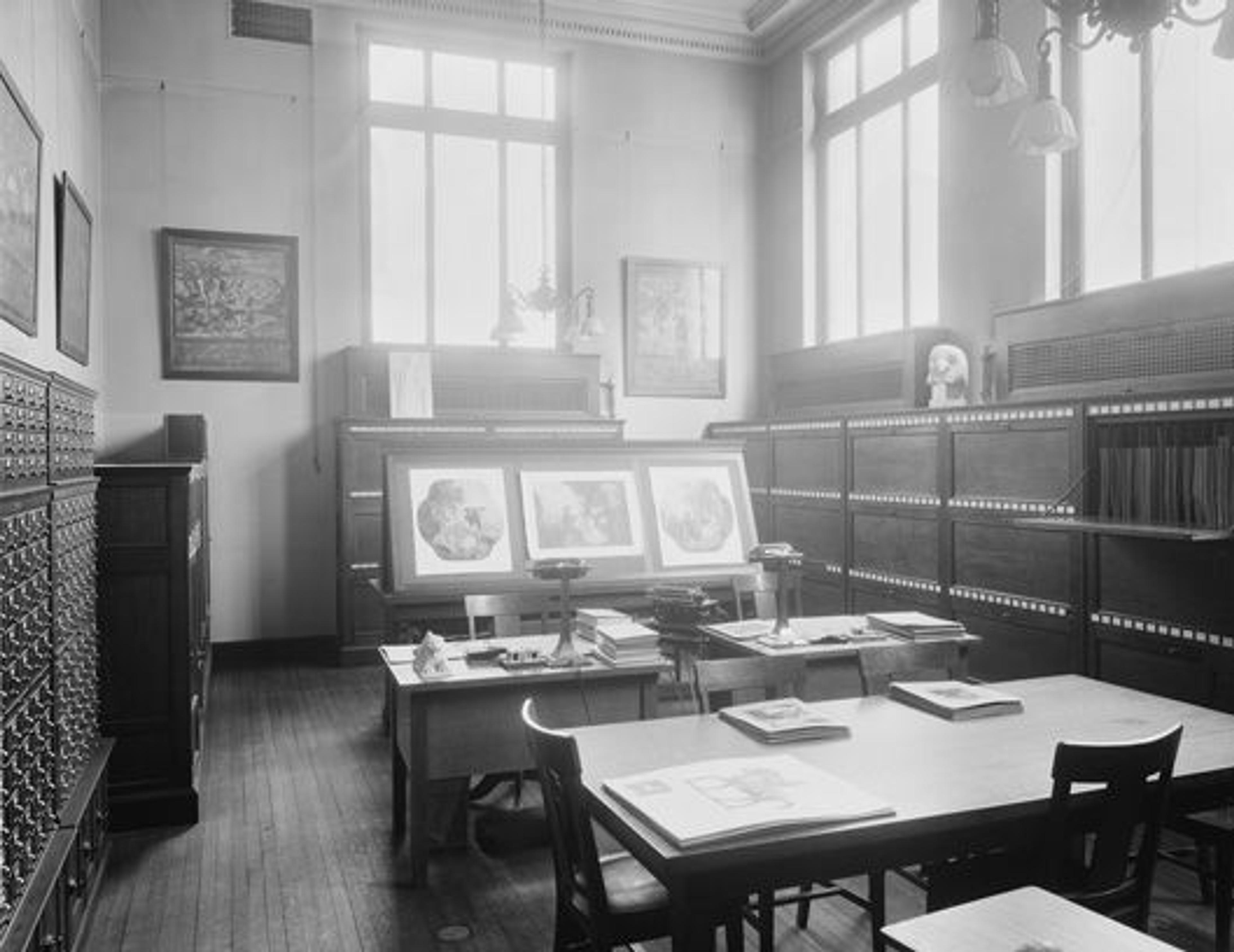 Black-and-white photo of the Met's Library Photograph Reference Room, 1914