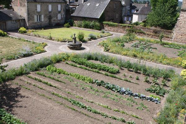 The cloister garden at Saint-Étienne d'Aubazine. Images courtesy of the author