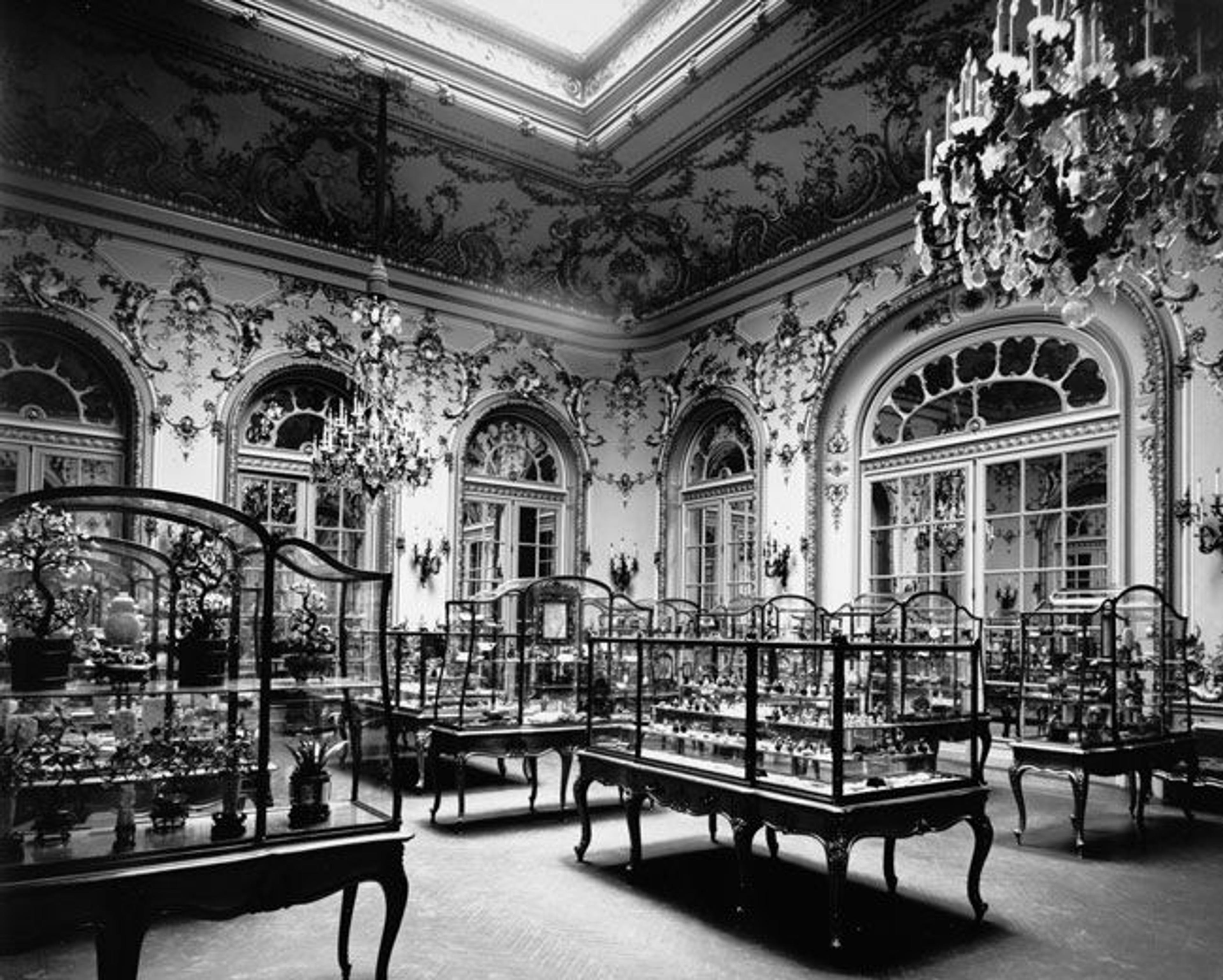 The Metropolitan Museum of Art, the Jade Room (Wing D, Room 4); View of the Bishop jade collection, as installed in the gallery; View looking northwest. Photographed March 1909. © The Metropolitan Museum of Art