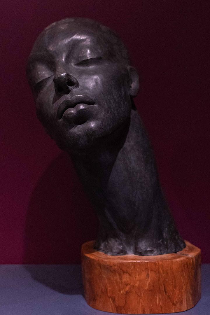 Sculpture of a head with its eyes closed
