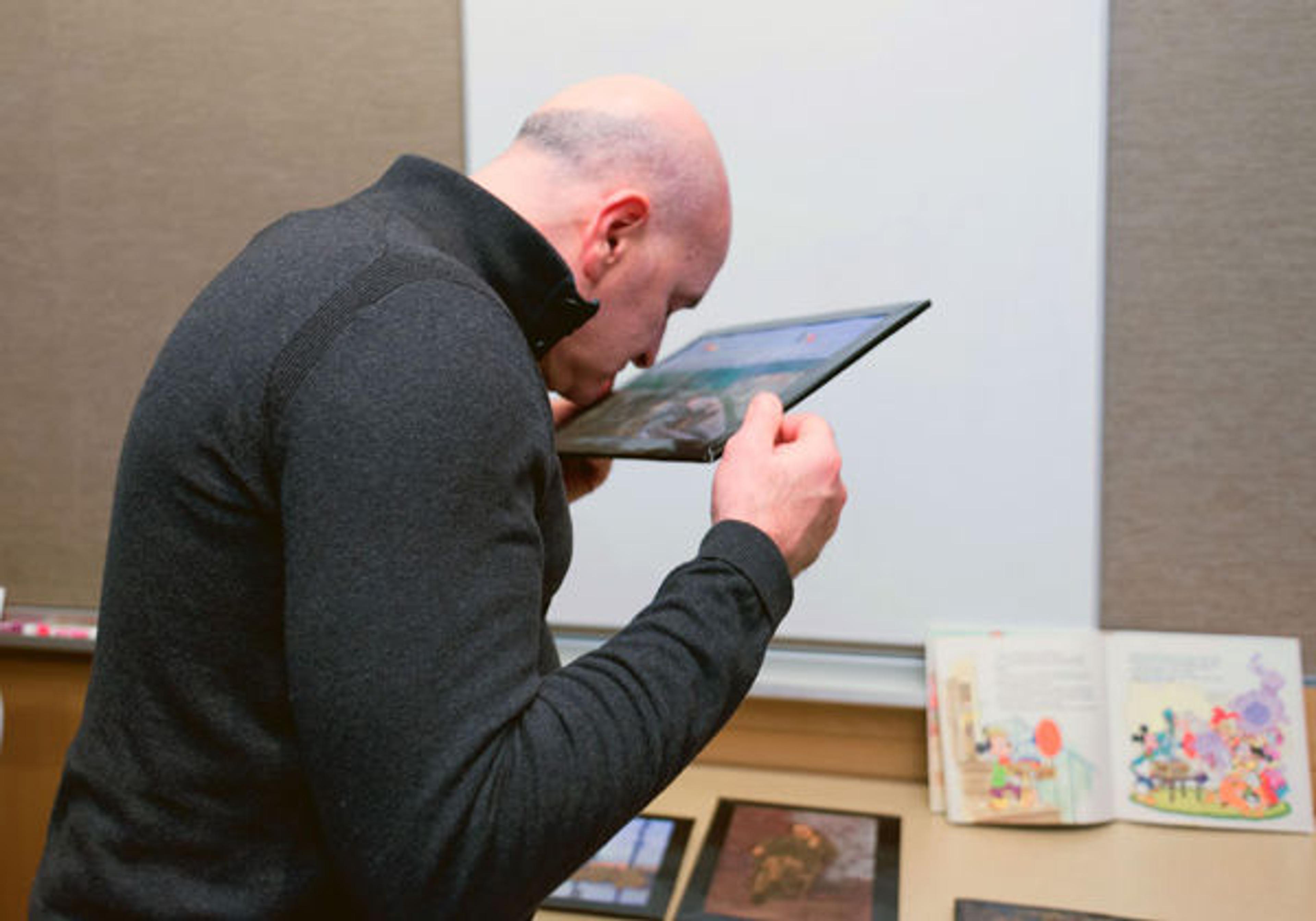 A visitor experiencing Multisensory Met at the spring 2015 MediaLab Expo