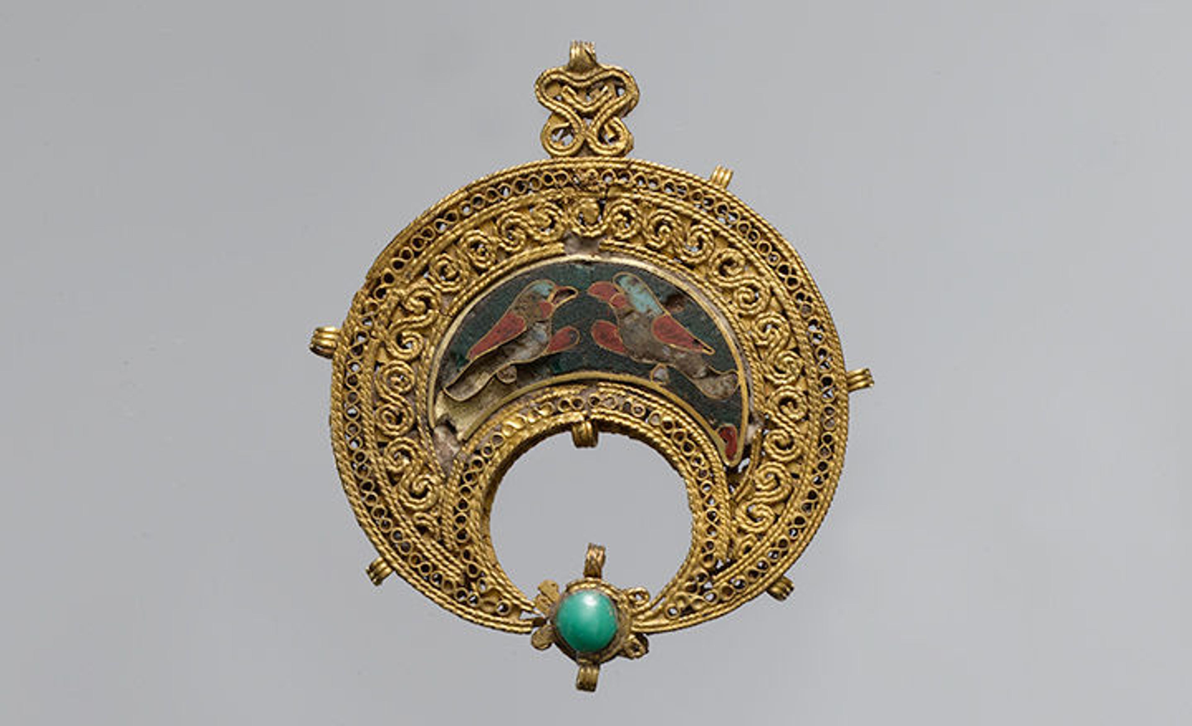 Crescent-Shaped Pendant with Confronted Birds