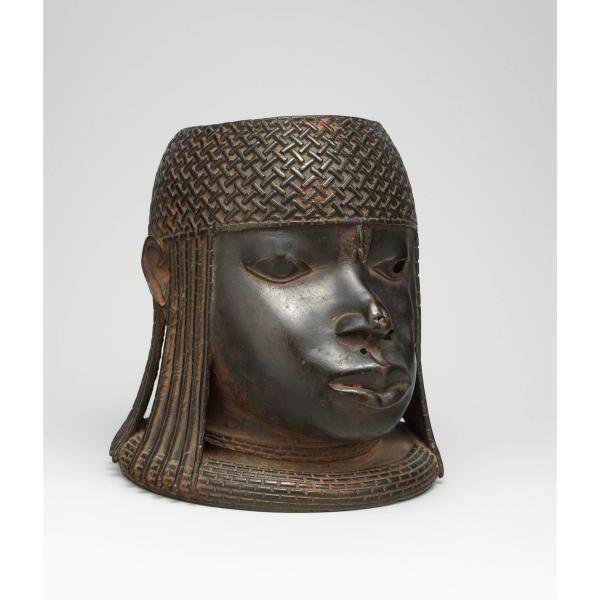 Cover Image for 1556. Ùhúnmwèlaò (head of an ọ́bà), Ìgùn Ẹ́rọ̀nwwọ̀n (brass-casting guild) artists