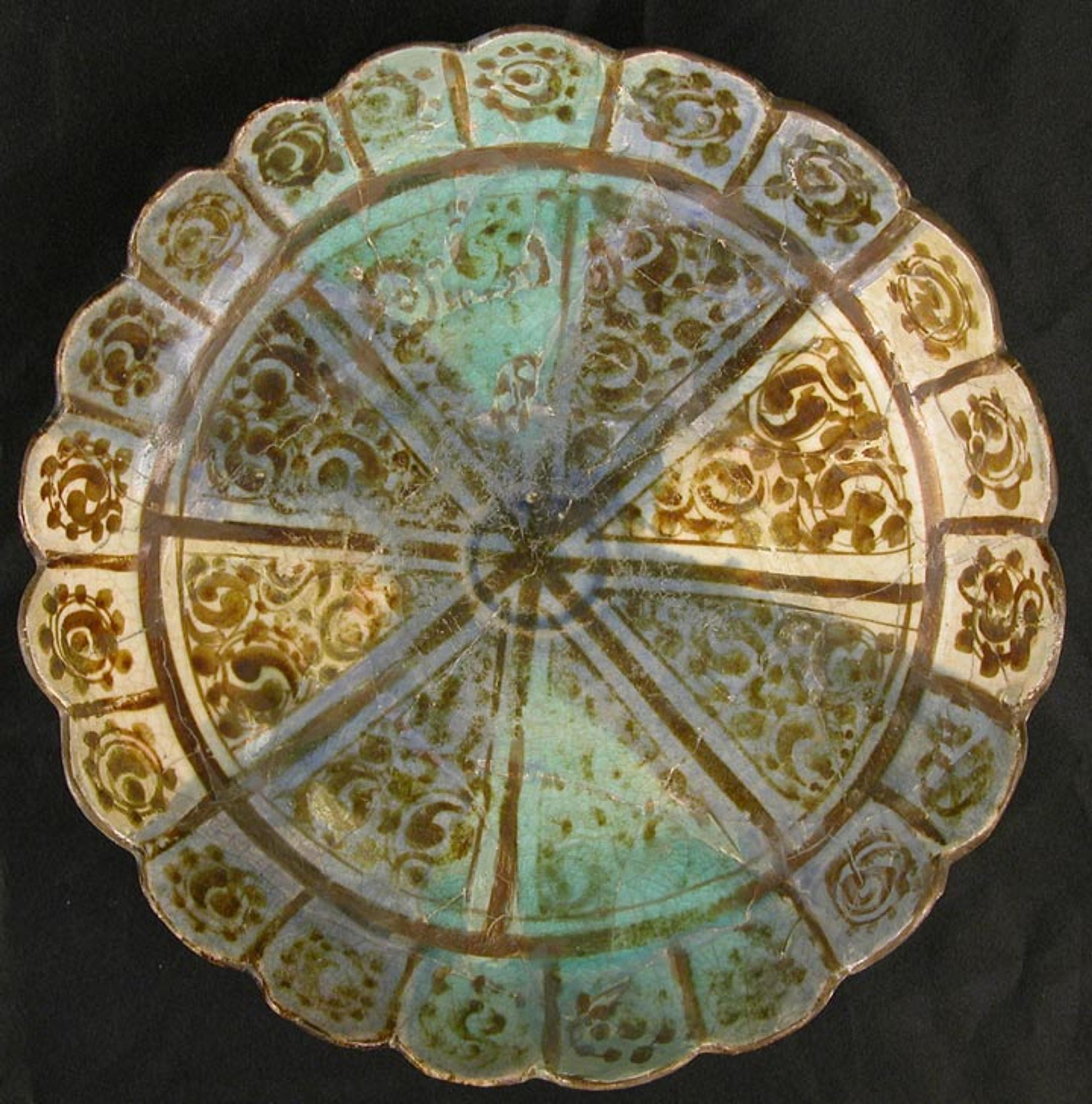 Dish with scalloped rim and radial pattern | 66.159