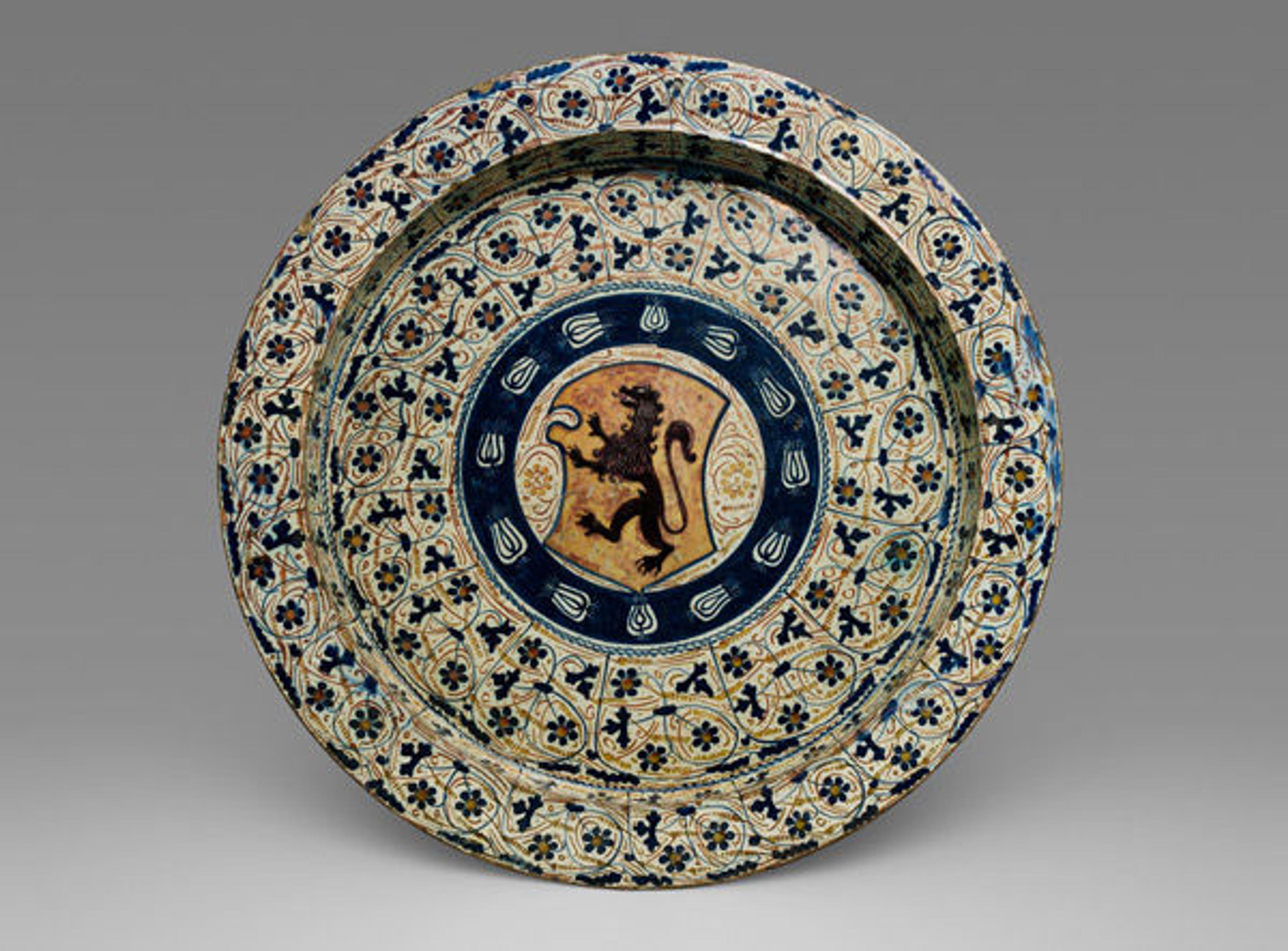 Deep Dish with the coat of arms of the delle Agli Family of Florence. The arms are surrounded by a circle of garlic cloves, or aglio in Italian, which are an allusion to the family name