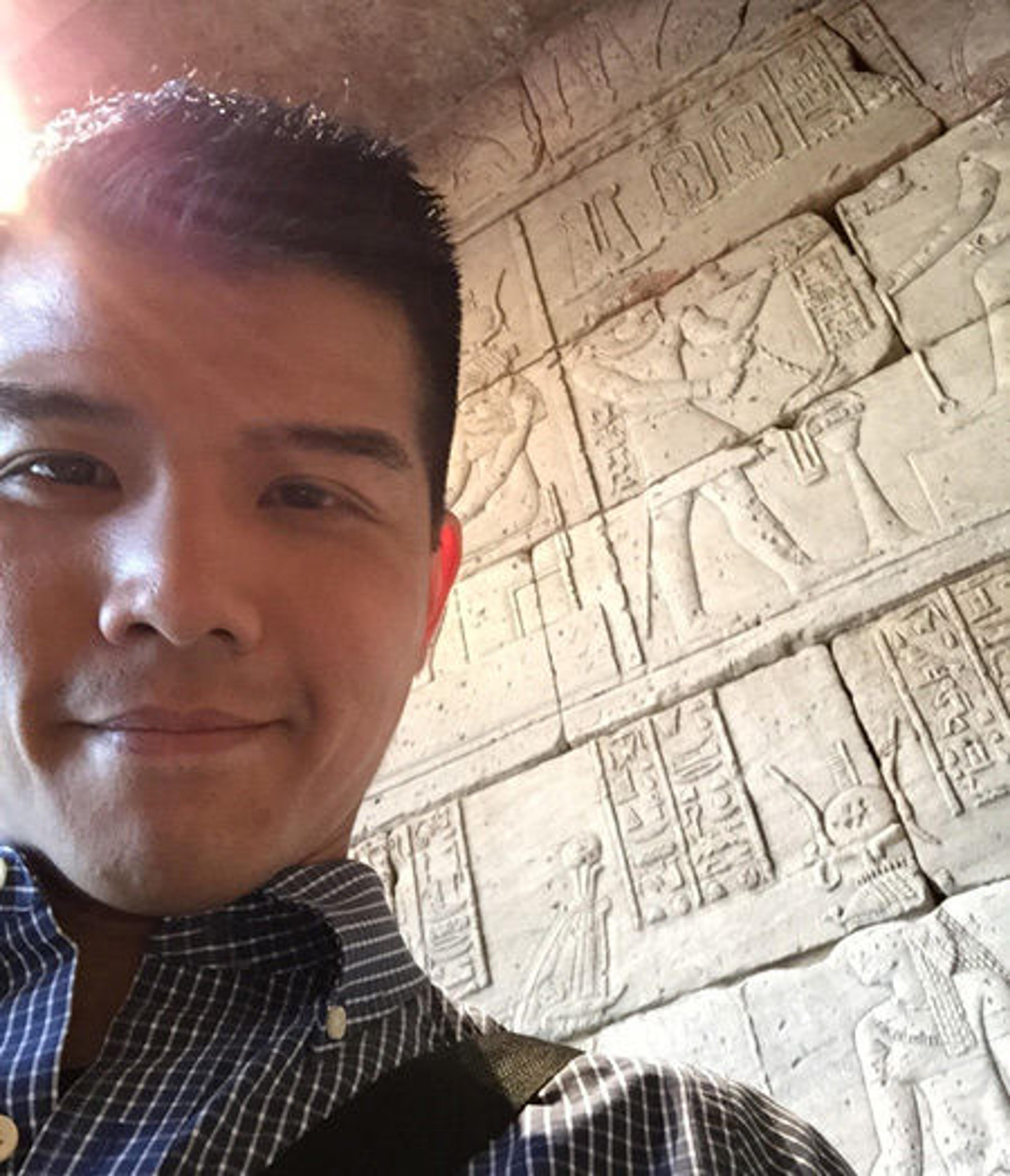 Telly takes a selfie inside The Temple of Dendur