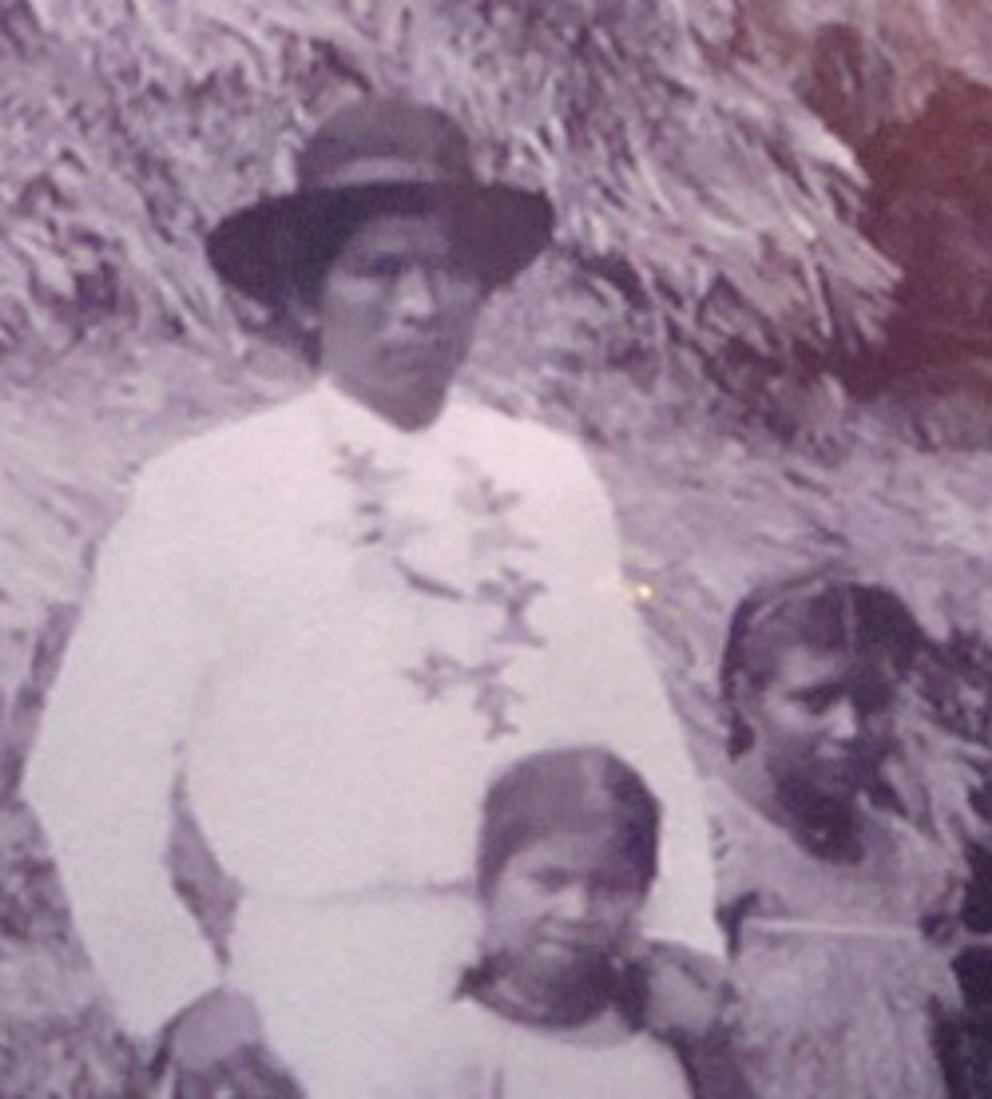 Photo of Antonio Saldana with two of his daughters