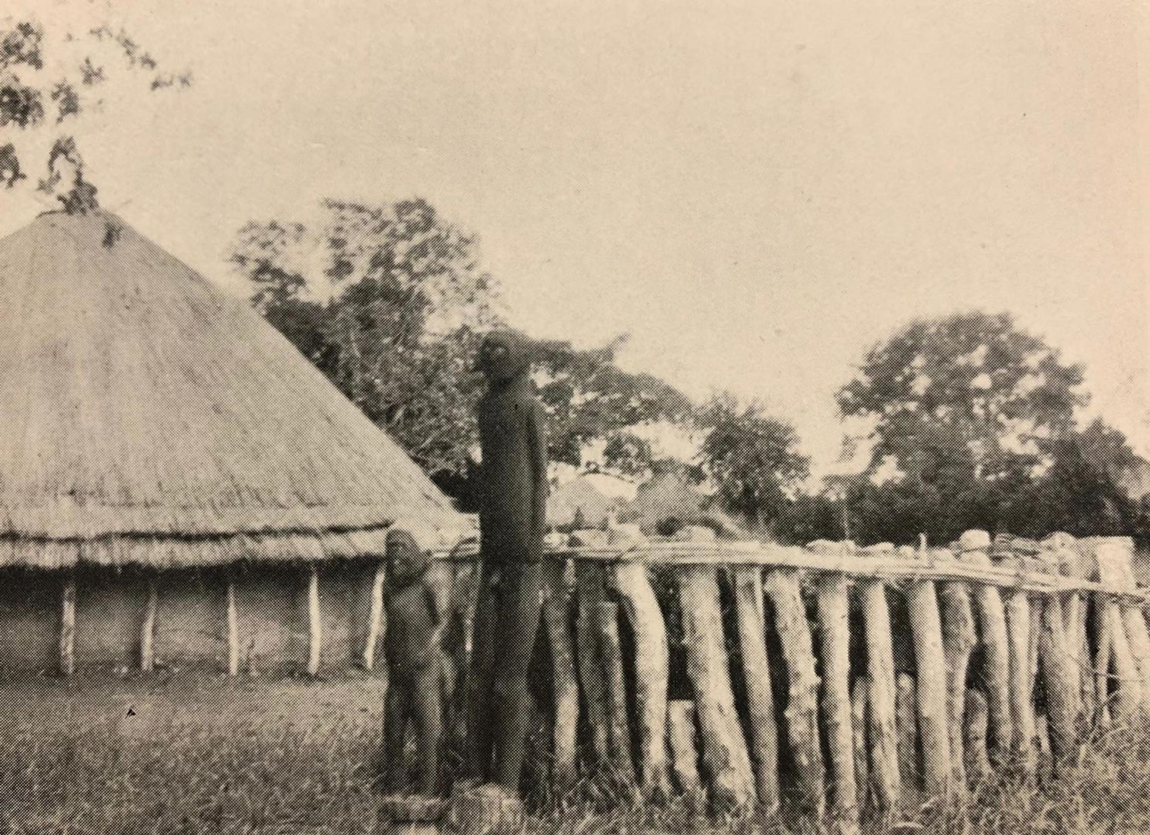 Early 20th-century photo of a Bongo or Mittu funerary monument