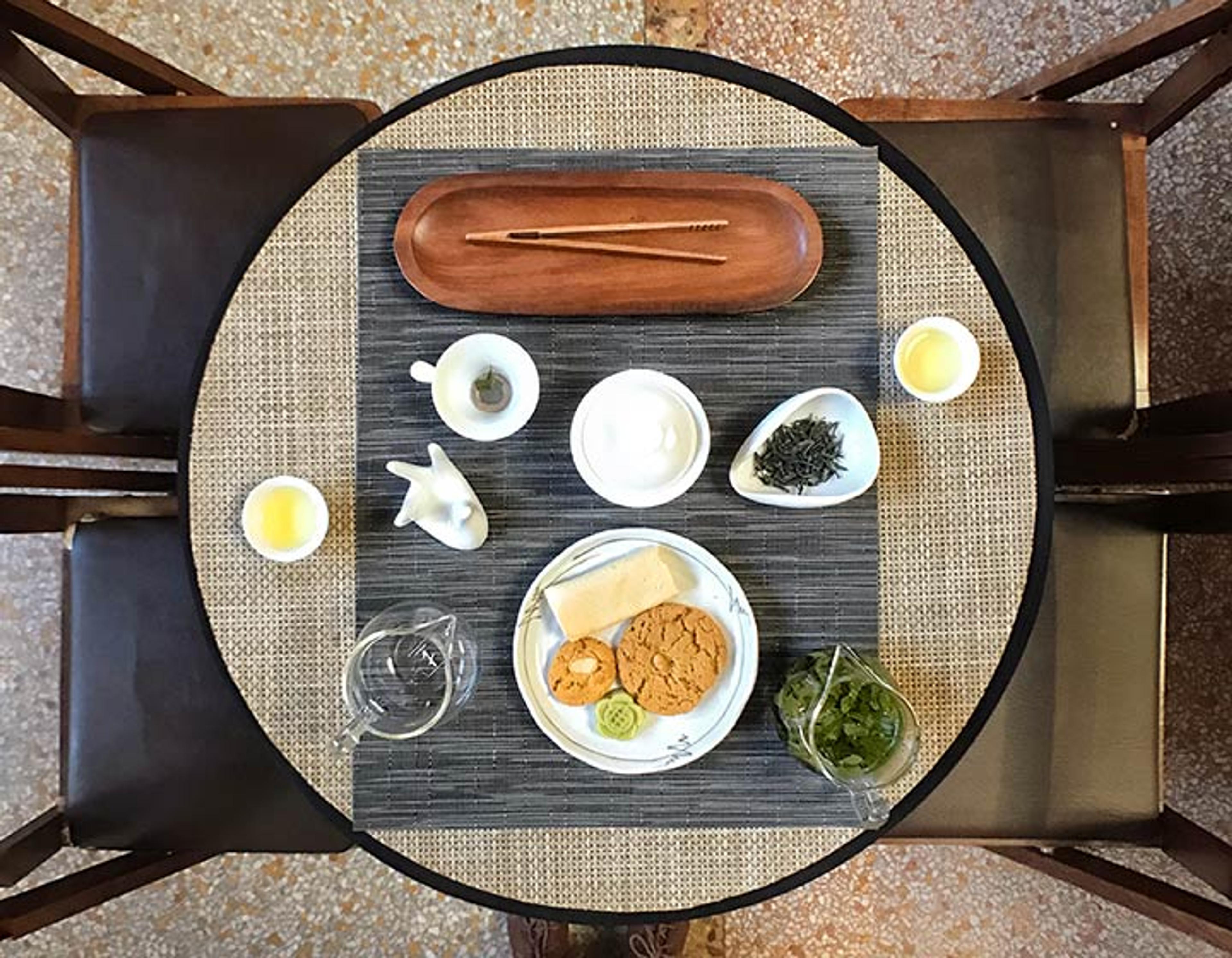 Round table with place setting, viewed from above