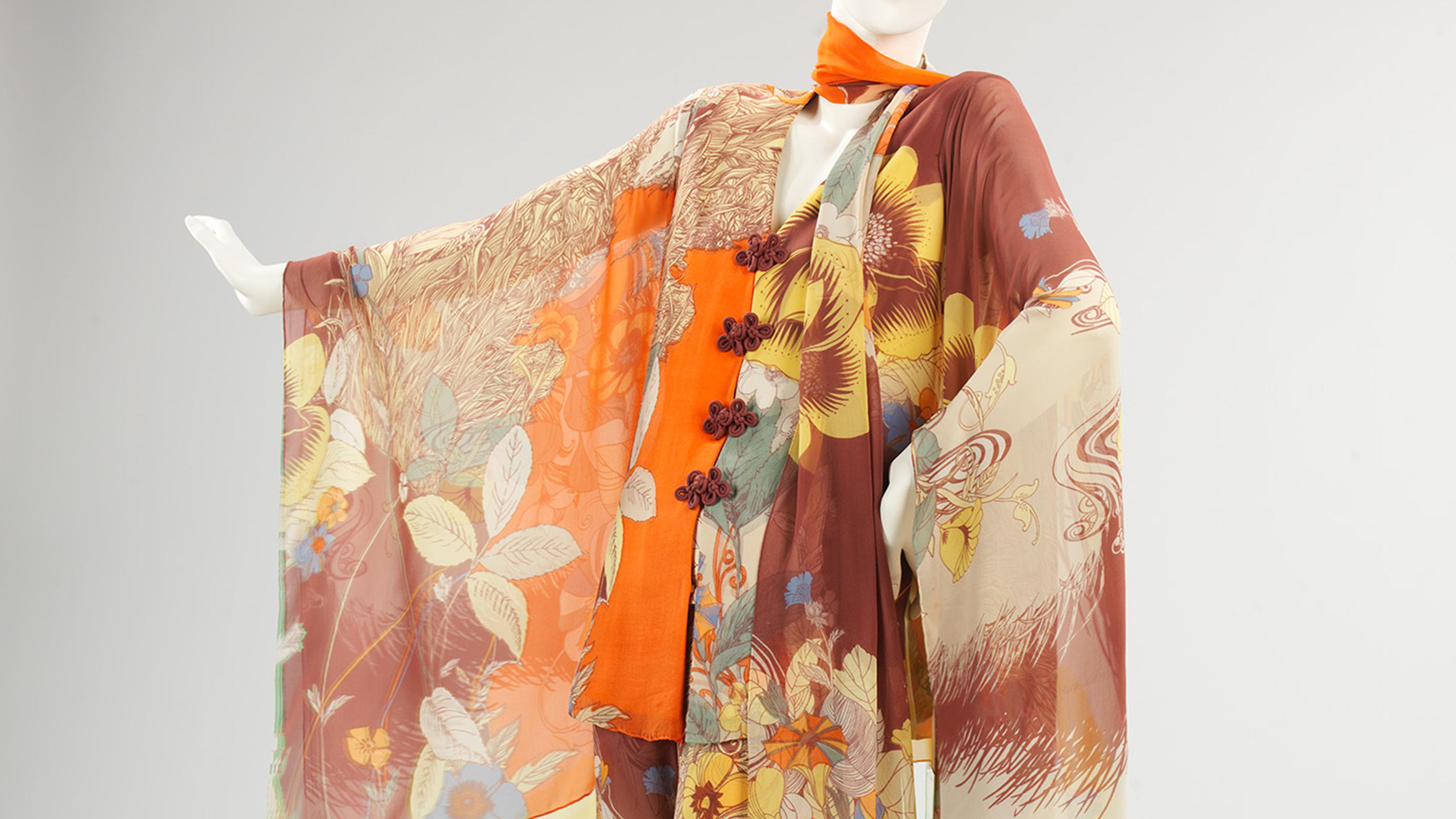 Mannequin Modeling fashion wear