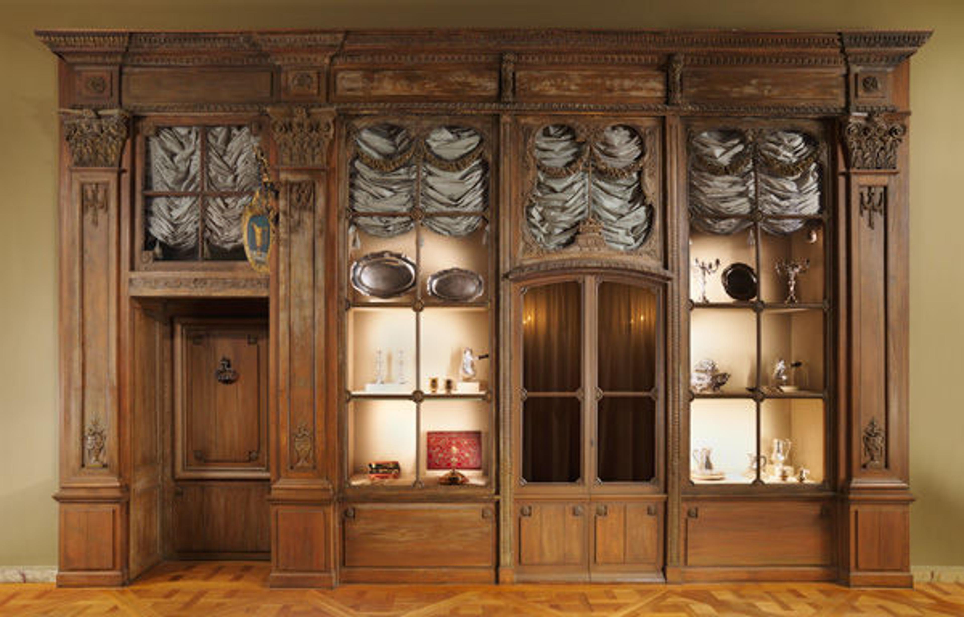 Etienne Séjournant (master in 1772). Shopfront from 3, quai de Bourbon, Île Saint-Louis, Paris, between 1775–77, with later replacements. French, Paris. Oak. The Metropolitan Museum of Art, New York, Gift of J. Pierpont Morgan, 1920 (20.154)