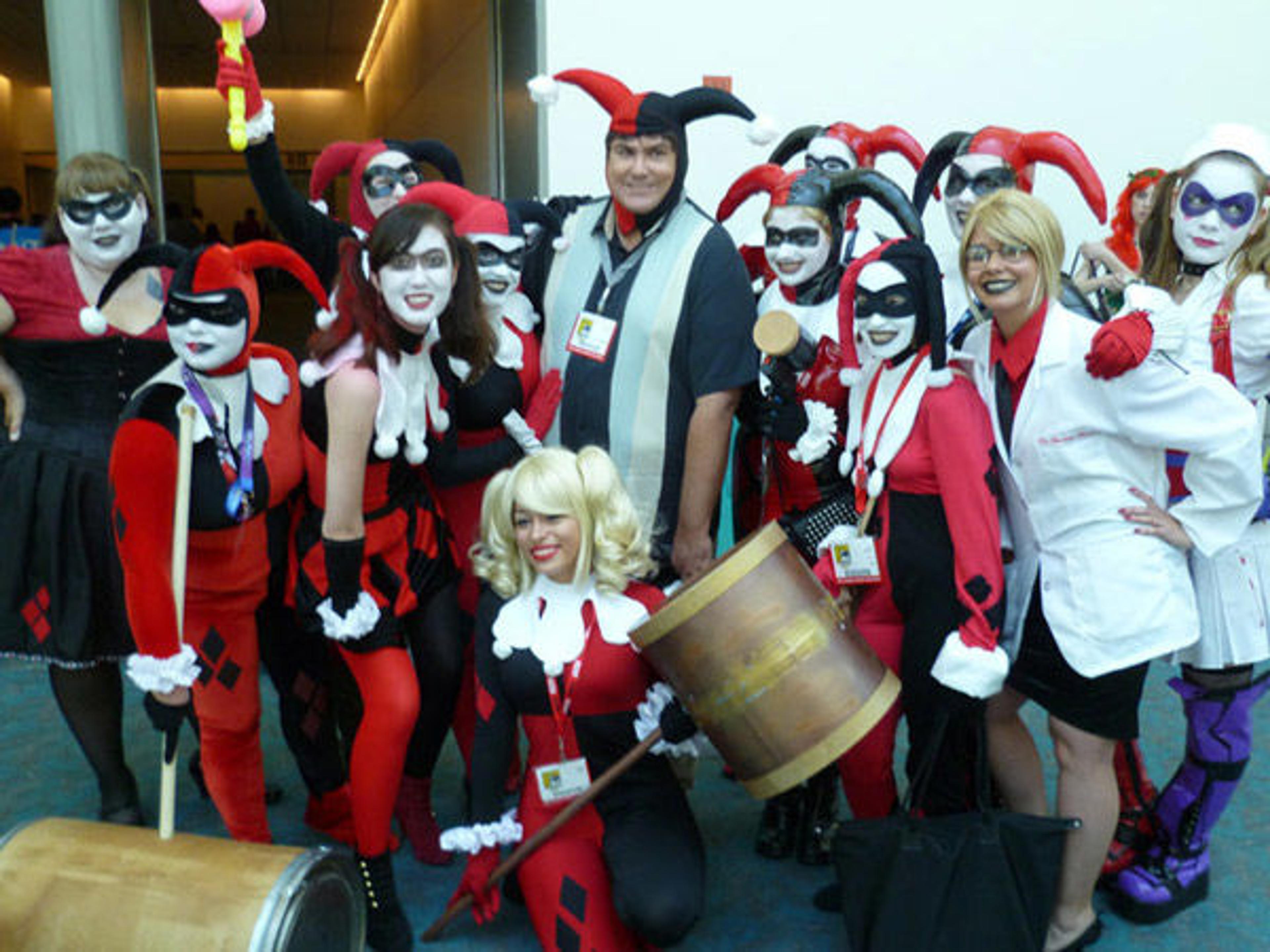 Paul Dini surrounded by women dressed up as Harley Quinn