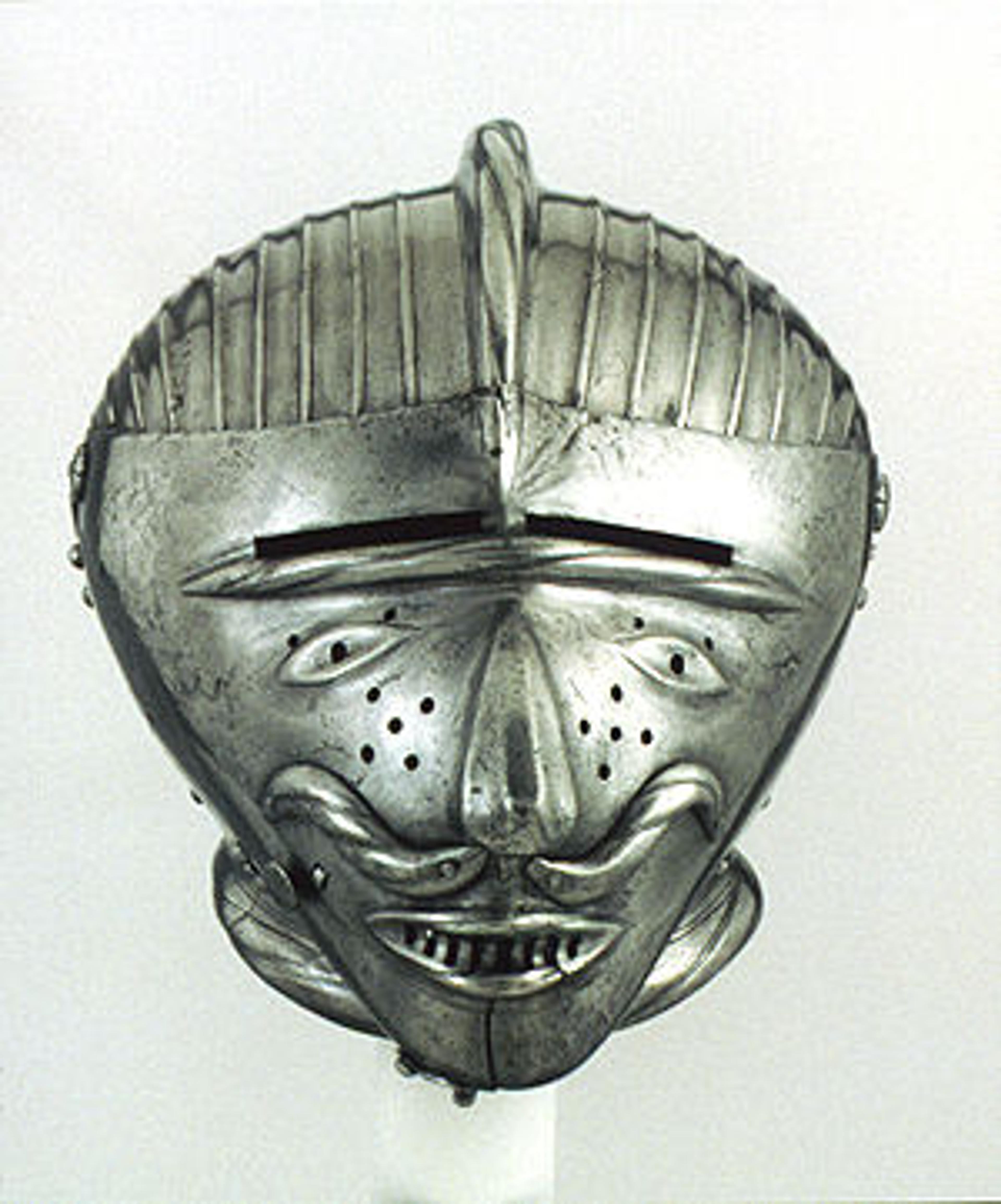 Close helmet with 'grotesque' visor