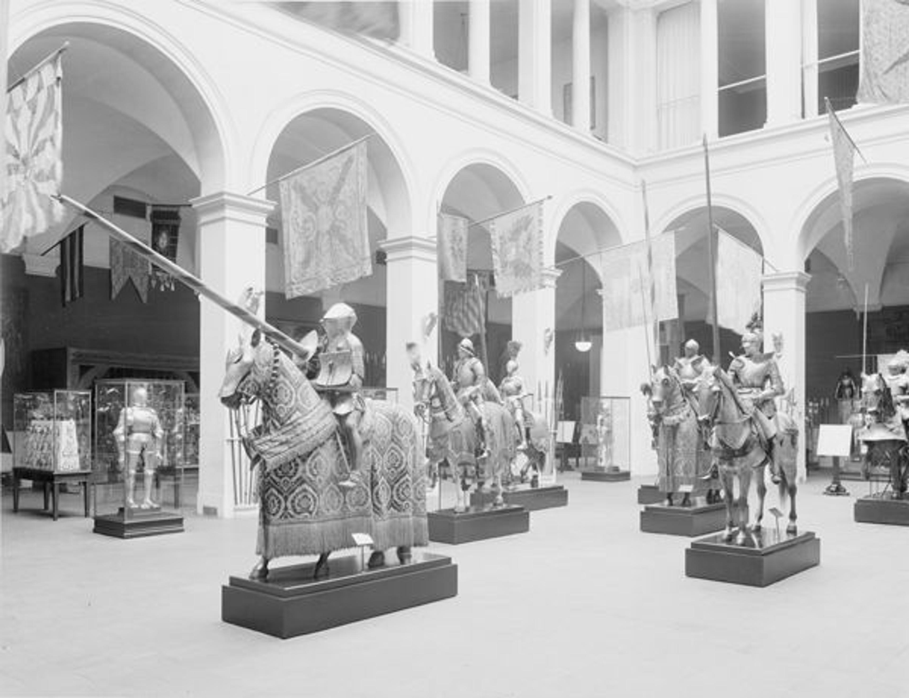 The Armor Hall of the Metropolitan Museum of Art as installed by Dean in 1915 (photographed in 1921)